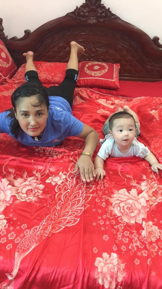 Đây là mẹ và con trai 5 tháng tuổi của tớ khi mùa dịch đến😊 bà ngoại vốn dĩ là giáo viên yoga nhưng do dịch nên lớp bà phải tạm nghỉ, ở nhà buồn quá nhớ nghề nên bà mang cháu ra dạy yoga😊😊
Cre: Ngọc Vy