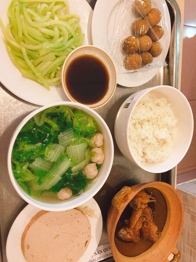 REVIEW ĐẺ TẠI QUỐC TẾ SÀI GÒN SIH

Mình nhập viện lúc tối 25/7 trong tình trạng rỉ ối từ trưa nhưng ỷ lại vì hôm trước cũng bị đi khám bs bảo chỉ là huyết trắng và mình còn 13 ngày nữa mới sanh, quê ở Tiền Giang nên chiều đến phòng khám gần nhà thì được bs bảo đi viện gấp, mình theo bs của bv Từ Dũ nhưng chọn sinh bên sih vì sợ TD quá tải. Vào viện đi thẳng phòng cấp cứu, mình rất khoẻ nha các mom, không đau gì cả, bụng cũng gọn, vào cc được các chị y tá tư vấn rất nhiệt tình, khám lại tất tần tật, đóng 4tr340 để xét nghiệm trước sinh. Tầm 22h giờ được đưa vào phòng chờ sanh, nằm đây không có người nhà, người nhà nhận phòng. Ở phòng chờ sanh được đo tim thai liên tục, đươc cầm đt theo thoải mái, đói được ra ngoài gặp người nhà ăn nhưng không được đi quá lâu, vì mình bị rỉ ối nên y tá dặn không được đi lại nhiều. Ngoài đo tim thai thì tầm 2h sẽ được khám trong 1 lần. 23h hơn mình bắt đầu râm râm như đau bụng kinh, tầm này chịu được, vừa ăn  khuya vừa chơi đt. Càng về sau cơn đau càng dồn dập và đau hơn, 4-5 phút đau 1 lần đến 5h sáng mình vẫn mở được 2-3 phân thôi, chịu không nổi mình xin tiêm gây tê màng cứng mặc dù nghe đồn sẽ rất ảnh hưởng về sau. Tiêm vào là như tiên luôn, hết đau nhưng ngủ li bì. Tiêm rồi mình được chuyển qua phòng sanh và lúc này người nhà được vào. Mình chờ nở đủ phân và đầu bé xuống thấp đến 14h30 bs mình yêu cầu tới. Tiêm gây tê màng cứng mà rặn đẻ không cảm giác luôn. Bé mình chào đời lúc 14h30 26/7 sanh thường.
- Đội ngũ y bác sĩ, lau công, bảo vệ mọi người đều rất ok nhưng theo người nhà mình thì do mình yêu cầu bs ngoài nên 1 số y tá làm việc cùng bác có vẻ không thích. Nhưng được cái là y tá luôn gọi cho bs của mình để nói tình hình cho bác và hối thúc bác. Mỗi ngày đều có bs thăm khám mẹ và bé, hỗ trợ nhiệt tình do mình không có sữa về kịp, sữa về thì bị tắt tia. Bs y tá ở đây luôn ưu tiên bé bú mẹ.
- Thức ăn ngon miệng, nhiều. Một mình mình ăn không hết. Tuy nhiên người nhà gọi riêng thì giá hơi đắc. 
- Phòng ốc sạch sẽ, mỗi ngày đều thay ga, áo cho mẹ, lấy rác, dọn wc,...
- Mỗi ngày được phát 6 miếng tả monny, 2 hộp sữa tươi và 6 chai nước suối. 
- Mình chọn sinh thường 14tr5, nâng cấp phòng vip 2, xét nghiệm trước sinh, bé mình bị rỉ ối lâu nên nằm dưỡng nhi 1 ngày, chích kháng sinh 5 ngày nên mình ở viện 5 ngày, tổng của mình 35tr.
Tóm lại là rất hài lòng, phấn đấu tập sau chọn sanh ở đây nữa. 👍