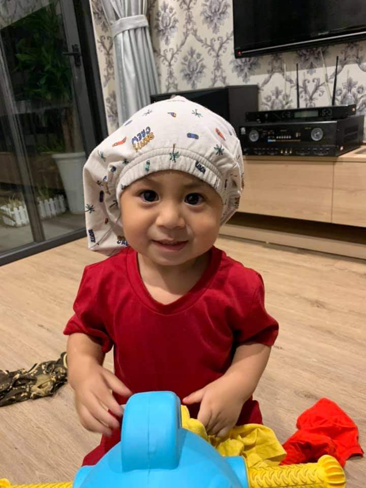 Giờ mới có thời gian ngồi viết lại nhật ký mang bầu bạn Ben. Thật sự mình viết stt này chỉ muốn khuyên các mom đừng như mình. Mình sinh bạn Ken( Anh trai bạn Ben ) tròn 1 tuổi thì mình mang bầu bạn Ben. Lúc ấy mình chỉ đơn giản nghĩ rằng muốn sinh thêm bạn nữa để chăm sóc 1 thể, kinh tế đang ổn định có thể lo được cho con. Mọi chuyện bắt đầu từ cái suy nghĩ dại dột ý. Mình sinh mổ việc mang bầu sớm lại rất nguy hiểm, nhưng mình chủ quan k quan tâm điều đó. Từ lúc bắt đầu có bầu bạn Ben sức khoẻ mình yếu đi rất nhiều, thường xuyên đau bụng. Đến 12 tuần , đêm hôm ý mình đang ngủ tự nhiên ào 1 cái vỡ ối , Mình dậy chạy ù ra nhà vệ sinh, máu chảy rất nhiều, lúc ý rất sợ chỉ biết khóc. 2 vc đưa nhau vào viện, bác sĩ bảo nhập viện giữ thai ngay, thai đang muốn đẩy ra ngoài. Lúc nghe thế mình chỉ biết nắm tay bác sĩ và cầu xin bác sĩ giữ lại con cho mình. Ngày thứ nhất, thứ 2 máu vẫn ra nhiều. Bác sĩ bảo giờ phải giữ bình tĩnh và k đi lại nhiều. 2 ngày sau bác sĩ nói tình hình tiến triển tốt, hợp thuốc, tử cung đóng rồi em nhé. 2 vc nhẹ nhàng hơn biết bao nhiêu. Hết 1 tuần mình ra viện về nhà nằm giữ thai tại nhà. Mọi chuyện vẫn cứ thế, cho đến khi 16 tuần. Ọc 1 cái, mình lại ù ra nhà vệ sinh, miệng luôn cầu nguyện mong con ks hết. Và lần này k còn là máu tươi như lần đầu, máu đen là nhiều. Linh tính chẳng lành, 2vc đưa nhau vào viện gần nhà, chuẩn đoán ks. Mình k tin, quay lại viện đã chữa lúc đầu, bong rau tiếp tục. Lại 1 lần nữa ông trời thử thách 2vc. 1 ngày 2 ngày và mọi chuyện lại ổn. Và cứ thế mọi chuyện dần ổn hơn. Nhưng những tuần sau đấy, mình luôn phải chịu những cơn đau vết mổ. Có những lúc đau đến mức k thể dậy nổi, k thể kêu nổi. Như mọi người mang bầu có thể đến ssijnh kỳ mới đi khám. Nhưng mình cứ cách  3 4 hôm lại đi khám 1 lần. Mỗi lần đi tim đập thình thịch chỉ mong con luôn bình an. Đến tuần 32, Đêm đấy mình lại đau bụng. Sáng 2vc lại dắt nhau ra viện. " Ối giảm sâu rồi, co dấu hiệu sinh non, nhập viện luôn". 2vc chỉ biết tự an ủi nhau rằng rồi mọi chuyện sẽ lại ổn thôi. 35w mình vào viện làm hss , xin bác sĩ mổ sớm, tầm 37w. vì mình biết hiện tại cơ thể mình đang k ổn, đau bụng càng ngày càng nhiều lần trong ngày. Nhưng bác sĩ khuyên k nên, nếu k chuyển dạ, thì 37w nhập viện giữ 2 tuần rồi mổ. Mình ok nghe theo bác sĩ. Ngày hôm ý , tròn 36ư, bụng râm râm đau bụng, mới đầu chỉ nghĩ là con tụt thấp nên đau bt thôi, nhưng linh tính thế nào, 1 mình tự đi khám, bác sĩ bảo nhập viện ngay, tử cung ngắn quá, con tụt thấp quá rồi. Vào viện, bác sĩ bảo nhập viện giữ thai được ngày nào tốt ngày ý. 30p 1 tiếng cơn đau tăng dần lên. Bác sĩ gọi vào khám lại, k ổn rồi, tim thai con nhanh, chuyển dạ , mổ gấp thôi. 2vc lúc ý còn chưa chuẩn bị tinh thần gì cả, đồ đi sinh k có. Bác sĩ bảo do thai hơi sớm nên chuyện gì cũng có thể sảy ra, nhưng chỉ là xác suất thấp. Ok, vào mổ. 1m bước vào phòng mổ, trong đầu chỉ nghĩ, Cầu nguyện cho con được bình an thôi. Bác sĩ rạch vết đầu tiên, vết t2. " Cháu ơi vết mổ mỏng quá rồi, để 2 3 tiếng nữa là bục, sẽ k giữ đc cả mẹ cả con nếu cháu k lên viện kịp đấy, may cho 2 mẹ con nhé" . Nghe đến đấy tim
mình đập thình thịch vì quá sợ. Lúc nghe thấy tiếng con khóc mới thấy nhẹ nhàng .Đến ngày hôm nay rồi nghĩ lại thật sự vẫn còn thấy sợ, rất sợ. Sau chuyện của mình. mình thật sự chỉ mong những bạn sinh mổ như mình từ câu chuyện này hãy rút ra kình nghiệm cho chính bản thân. Vì thật sự chuyện gì cũng có thể xảy ra k ai biết trước được. 😂 Giờ thì thôi, mình sợ đến già, có muốn sinh thêm chắc cũng phải 5 7 năm nữa 😂 Cảm ơn bạn Ben vì đã ở bên cạnh mẹ, con đã vất vả quá rồi, Mẹ yêu con ❤️ Hai bạn Ken và Ben nhà mình đây ạ ❤️