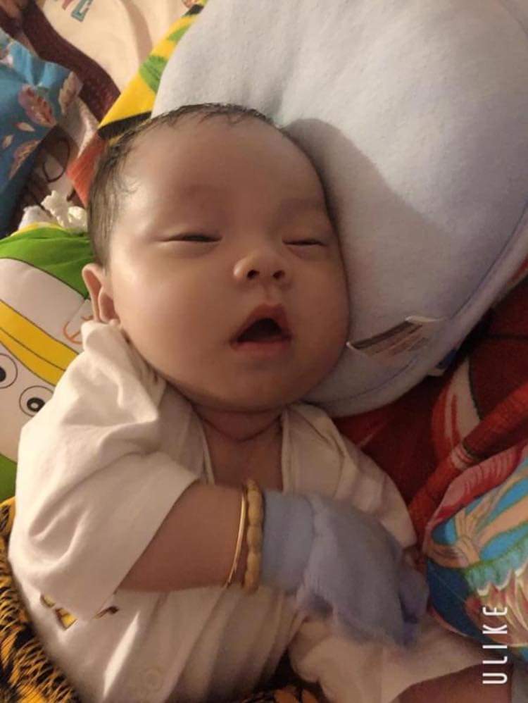 Chào các mom ✌️
Bé chuột em hiện tại đã được 45day. Bé chào đời vào lúc 13h20p (40w2d), nặng 3500gr
Thật sự khi trãi qua cảnh đau đẻ và làm mẹ thì em mới hiểu thật sự thiên chức làm mẹ vừa tuyệt vời và lại khó khăn như thế nào.
Em quá ngày dks 1 ngày thế là em vào bv để theo dõi luôn, vào viện sau khi các y bác sĩ làm xong các trình tự thủ tục đo tim thai, lấy máu xé nghiệm... thì em được nhập viện và vào phòng chờ sanh. Em ở phòng chờ sanh khi mới nở 2p, chờ đến tối em cũng vẫn nở y cũ. Trong khi đó em tranh thủ ăn mì cay, uống trà đào ăn tất tần tật vì bị mẹ hù sanh xong phải kiêng cử nhiều lắm. Đến tối em ngủ 1 giấc quên trời quên đất trong khi 2 bà mẹ của em sợ em đau đẻ bất chợt nên chẳng dám ngủ và chồng em cũng kh ngoại lệ. Bắt đầu 1g sáng bs đến phòng bảo đi đo tim thai và em cũng vẫn nở 2p, sáng 6h bs lại phòng đo huyết áp cho em. Đo xong em tung tăng đi ăn sáng cùng ông xã. Đến 8h30 em lại lôi đầu đi đo tim thai và em cũng chỉ nở 2p *lúc này em nôn gặp con rồi, còn nói trong bụng chẳng nhẽ ăn dao 😭*, đo khám xong bs chỉ em về phòng se đầu ti để kích nở tử cung. Em về se se tầm đến hơn 10h là bắt đầu đau râm râm, lúc này đi khám lại thì đã nở đc 3p 😅 em về phòng tiếp tục kiên trì ngồi se đầu ti rồi cơn đau đẻ em bắt đầu ....
Mới đầu em còn chịu đc còn ngồi cười cười nc giỡn, còn kêu ck mua trà sữa để uống cbi vào cuộc. Sau khi chồng đi mua trà sữa về bắt đầu đau nhiều lên, đau từ từ thúc thúc lên đau tới tấp luôn. Em đau thúc đến nỗi em nằm lăn lộn nước mắt nước mũi chãy mù lu mù loa, mẹ em cũng khóc theo 😭😭 em đau thúc 1 giờ đồng hồ, em bắt đầu đi khám để xem nở mấy phân, vào phòng bs khám bảo nở 5p rồi nhưng nước ối em kh vỡ ra, bs phải chọc vỡ nước ối thì em bắt đầu mắc rặn đẻ luôn, em rặn vài hơi khoảng 10p là chuột con nhà em chào đời trong sự ngỡ ngàng của toàn thể người nhà và nhất là chồng em. 
Em cứ sợ em sinh lâu nhưng may mắn nhờ em đi xin vía các mom sinh nhanh mà mẹ con em vượt cạn 1 cách thành công và nhanh chóng ^^
Em chúc các mom vượt cạn cũng nhanh như em nhé 😘😘