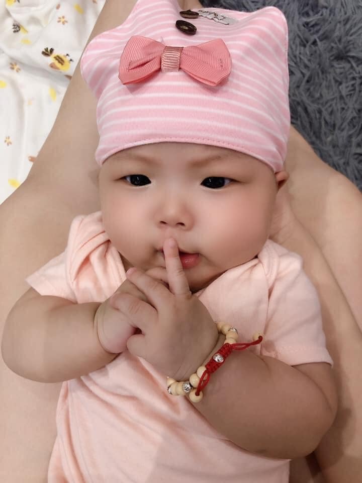 Cục vàng nhà e đây ạ 😋 luyện easy từ bé tí. ăn bao nhiêu cũng vào sữa cho cô chuột này đây ạ 😝 nb 3,6kg 4m 9kg rồi ạ .. 1 tháng hết kha khá tiền bồi bổ lợi sữa cho em 😋😋 trộm vía háu đói ngủ ngoan lắm ạ . Các mẹ khoe con gái đi 🥰♥️
