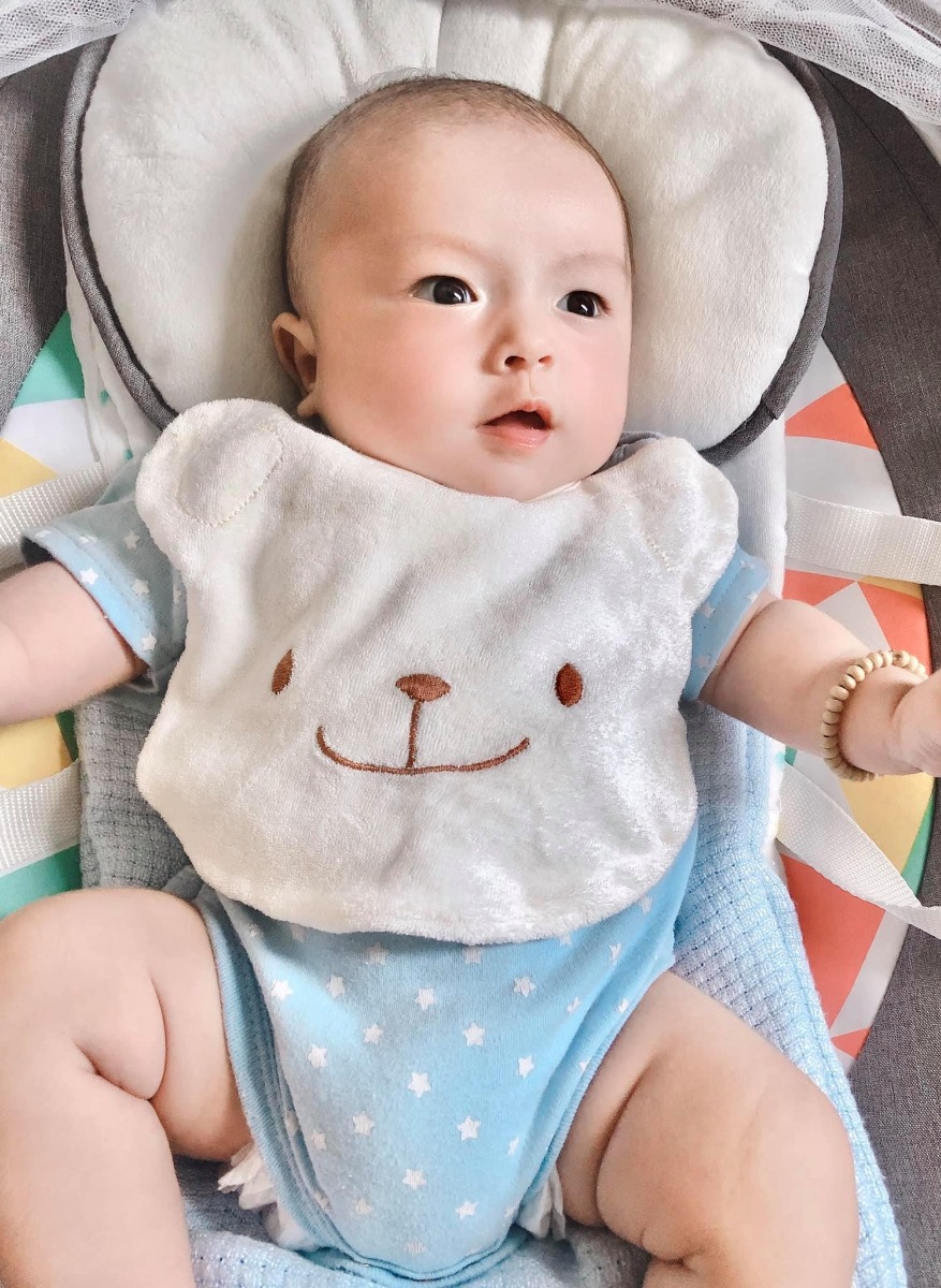 Tớ là chuột đực nhé, mẹ cho mặc đồ hơi giống chuột cái tí thôi 😅😂