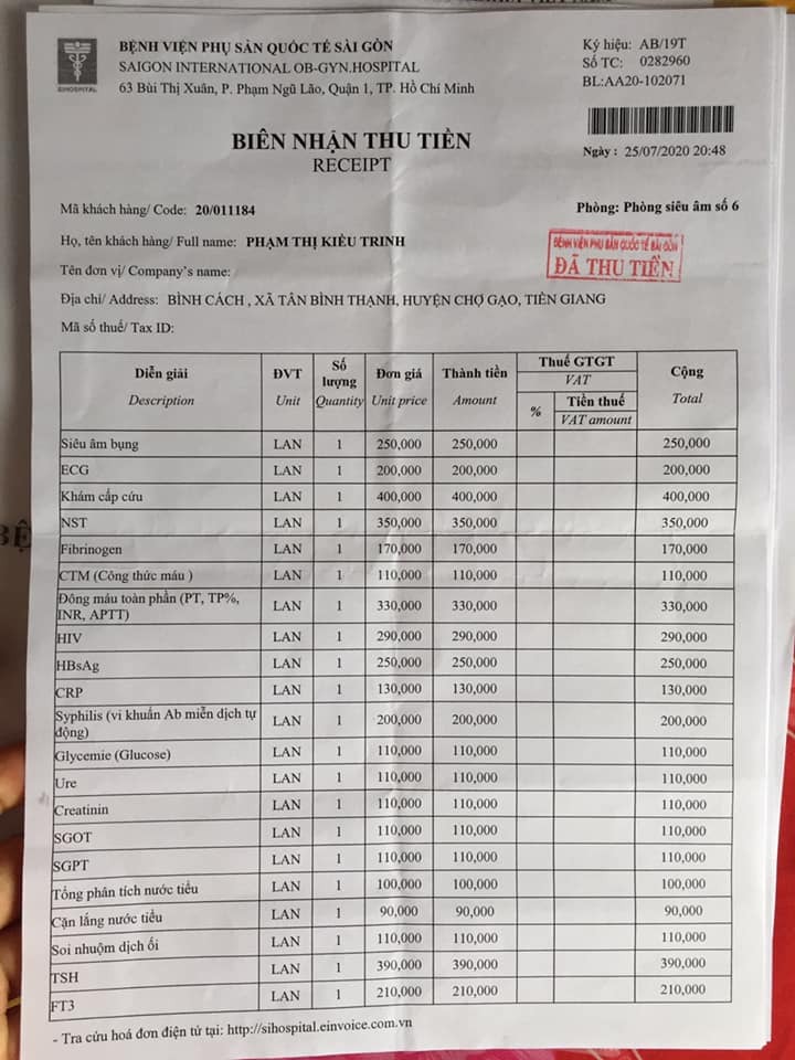 REVIEW ĐẺ TẠI QUỐC TẾ SÀI GÒN SIH

Mình nhập viện lúc tối 25/7 trong tình trạng rỉ ối từ trưa nhưng ỷ lại vì hôm trước cũng bị đi khám bs bảo chỉ là huyết trắng và mình còn 13 ngày nữa mới sanh, quê ở Tiền Giang nên chiều đến phòng khám gần nhà thì được bs bảo đi viện gấp, mình theo bs của bv Từ Dũ nhưng chọn sinh bên sih vì sợ TD quá tải. Vào viện đi thẳng phòng cấp cứu, mình rất khoẻ nha các mom, không đau gì cả, bụng cũng gọn, vào cc được các chị y tá tư vấn rất nhiệt tình, khám lại tất tần tật, đóng 4tr340 để xét nghiệm trước sinh. Tầm 22h giờ được đưa vào phòng chờ sanh, nằm đây không có người nhà, người nhà nhận phòng. Ở phòng chờ sanh được đo tim thai liên tục, đươc cầm đt theo thoải mái, đói được ra ngoài gặp người nhà ăn nhưng không được đi quá lâu, vì mình bị rỉ ối nên y tá dặn không được đi lại nhiều. Ngoài đo tim thai thì tầm 2h sẽ được khám trong 1 lần. 23h hơn mình bắt đầu râm râm như đau bụng kinh, tầm này chịu được, vừa ăn  khuya vừa chơi đt. Càng về sau cơn đau càng dồn dập và đau hơn, 4-5 phút đau 1 lần đến 5h sáng mình vẫn mở được 2-3 phân thôi, chịu không nổi mình xin tiêm gây tê màng cứng mặc dù nghe đồn sẽ rất ảnh hưởng về sau. Tiêm vào là như tiên luôn, hết đau nhưng ngủ li bì. Tiêm rồi mình được chuyển qua phòng sanh và lúc này người nhà được vào. Mình chờ nở đủ phân và đầu bé xuống thấp đến 14h30 bs mình yêu cầu tới. Tiêm gây tê màng cứng mà rặn đẻ không cảm giác luôn. Bé mình chào đời lúc 14h30 26/7 sanh thường.
- Đội ngũ y bác sĩ, lau công, bảo vệ mọi người đều rất ok nhưng theo người nhà mình thì do mình yêu cầu bs ngoài nên 1 số y tá làm việc cùng bác có vẻ không thích. Nhưng được cái là y tá luôn gọi cho bs của mình để nói tình hình cho bác và hối thúc bác. Mỗi ngày đều có bs thăm khám mẹ và bé, hỗ trợ nhiệt tình do mình không có sữa về kịp, sữa về thì bị tắt tia. Bs y tá ở đây luôn ưu tiên bé bú mẹ.
- Thức ăn ngon miệng, nhiều. Một mình mình ăn không hết. Tuy nhiên người nhà gọi riêng thì giá hơi đắc. 
- Phòng ốc sạch sẽ, mỗi ngày đều thay ga, áo cho mẹ, lấy rác, dọn wc,...
- Mỗi ngày được phát 6 miếng tả monny, 2 hộp sữa tươi và 6 chai nước suối. 
- Mình chọn sinh thường 14tr5, nâng cấp phòng vip 2, xét nghiệm trước sinh, bé mình bị rỉ ối lâu nên nằm dưỡng nhi 1 ngày, chích kháng sinh 5 ngày nên mình ở viện 5 ngày, tổng của mình 35tr.
Tóm lại là rất hài lòng, phấn đấu tập sau chọn sanh ở đây nữa. 👍