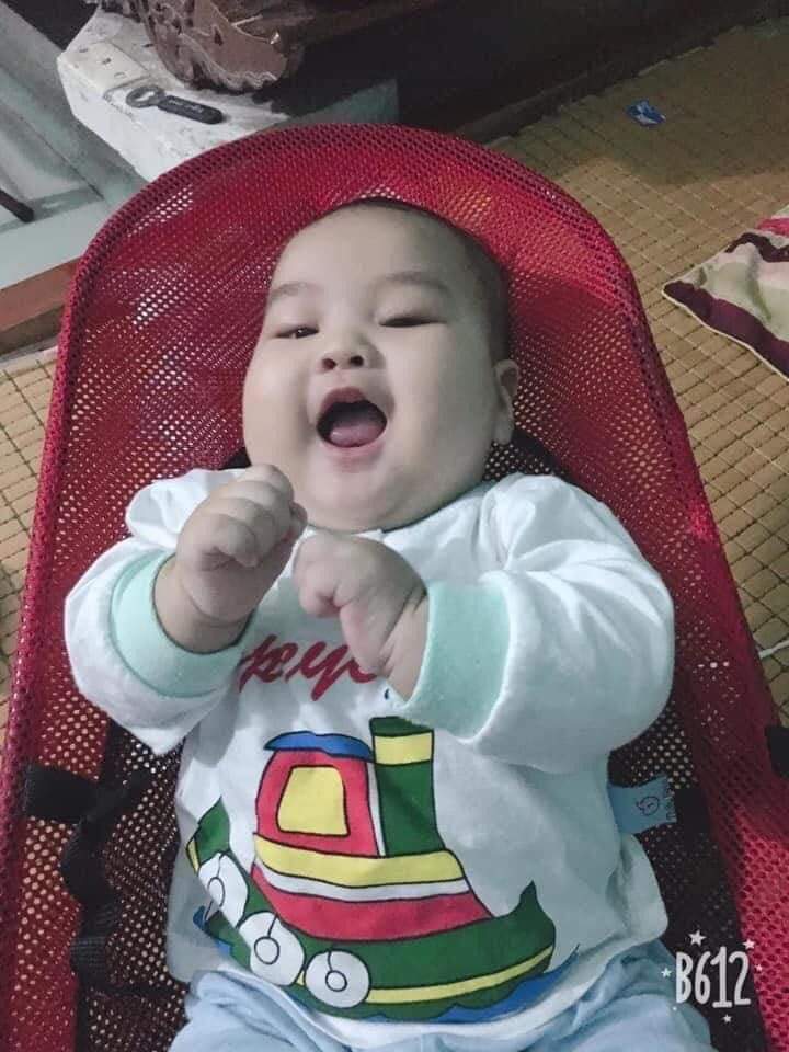 Cho các mẹ xin vía dễ nuôi của chuột nhà êm nè❤
Mình rõ là chuột mà bà nội mừn cứ gọi mừn là heo các bạn 🐭 ạ
Mình ăn xong lại ngủ như heo lun. Nhiều khi mẹ mình rảnh quá còn cứ trêu mừn khóc mà mừn cũng k khóc lun nha😂😂
 Mình 5m5d được 11,5kg. Sữa mẹ hoàn toàn ạ. Trộm vía sữa mẹ mình đặc mát nên mình cứ bị ú u vậy nè🥰🥰