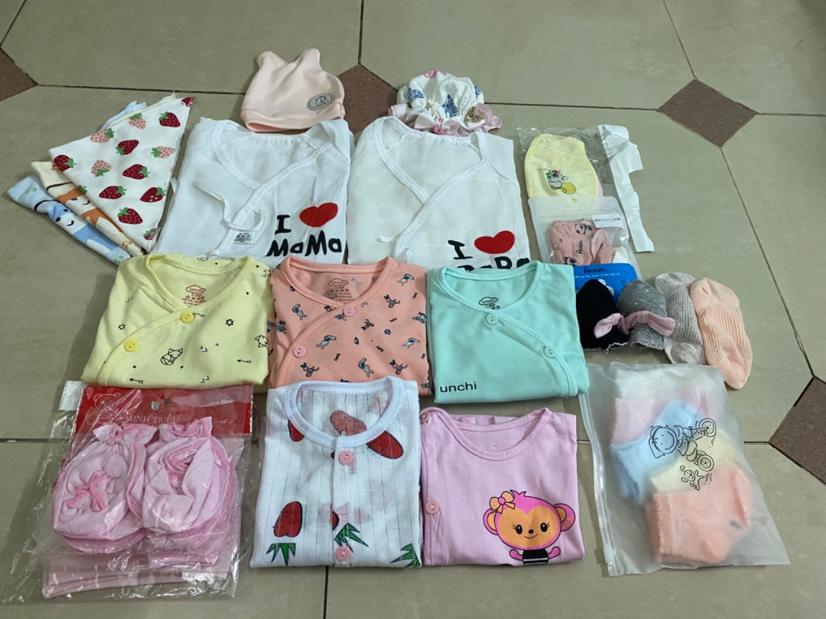 Lần đầu làm mẹ, suốt ngày cứ đem đồ mua cho con ra ngắm thôi các mom ạ. Mua gì cho bản thân thì cân nhắc mà nghĩ với con thì cứ ưng sao con được tốt nhất.
Chắc mẹ nào cũng như em nhỉ? Em mua đồ sơ sinh ở shop rồi e đặt thêm mấy bộ Unchi, xong thấy biết vậy ko mua đồ sơ sinh thường mà mua luôn mấy bộ này mắc hơn có 10K mà vải vs kiểu dáng nhìn cưng hẳn ý.