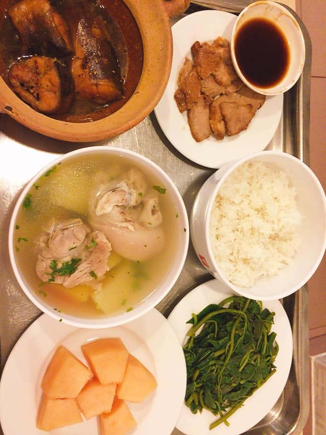 REVIEW ĐẺ TẠI QUỐC TẾ SÀI GÒN SIH

Mình nhập viện lúc tối 25/7 trong tình trạng rỉ ối từ trưa nhưng ỷ lại vì hôm trước cũng bị đi khám bs bảo chỉ là huyết trắng và mình còn 13 ngày nữa mới sanh, quê ở Tiền Giang nên chiều đến phòng khám gần nhà thì được bs bảo đi viện gấp, mình theo bs của bv Từ Dũ nhưng chọn sinh bên sih vì sợ TD quá tải. Vào viện đi thẳng phòng cấp cứu, mình rất khoẻ nha các mom, không đau gì cả, bụng cũng gọn, vào cc được các chị y tá tư vấn rất nhiệt tình, khám lại tất tần tật, đóng 4tr340 để xét nghiệm trước sinh. Tầm 22h giờ được đưa vào phòng chờ sanh, nằm đây không có người nhà, người nhà nhận phòng. Ở phòng chờ sanh được đo tim thai liên tục, đươc cầm đt theo thoải mái, đói được ra ngoài gặp người nhà ăn nhưng không được đi quá lâu, vì mình bị rỉ ối nên y tá dặn không được đi lại nhiều. Ngoài đo tim thai thì tầm 2h sẽ được khám trong 1 lần. 23h hơn mình bắt đầu râm râm như đau bụng kinh, tầm này chịu được, vừa ăn  khuya vừa chơi đt. Càng về sau cơn đau càng dồn dập và đau hơn, 4-5 phút đau 1 lần đến 5h sáng mình vẫn mở được 2-3 phân thôi, chịu không nổi mình xin tiêm gây tê màng cứng mặc dù nghe đồn sẽ rất ảnh hưởng về sau. Tiêm vào là như tiên luôn, hết đau nhưng ngủ li bì. Tiêm rồi mình được chuyển qua phòng sanh và lúc này người nhà được vào. Mình chờ nở đủ phân và đầu bé xuống thấp đến 14h30 bs mình yêu cầu tới. Tiêm gây tê màng cứng mà rặn đẻ không cảm giác luôn. Bé mình chào đời lúc 14h30 26/7 sanh thường.
- Đội ngũ y bác sĩ, lau công, bảo vệ mọi người đều rất ok nhưng theo người nhà mình thì do mình yêu cầu bs ngoài nên 1 số y tá làm việc cùng bác có vẻ không thích. Nhưng được cái là y tá luôn gọi cho bs của mình để nói tình hình cho bác và hối thúc bác. Mỗi ngày đều có bs thăm khám mẹ và bé, hỗ trợ nhiệt tình do mình không có sữa về kịp, sữa về thì bị tắt tia. Bs y tá ở đây luôn ưu tiên bé bú mẹ.
- Thức ăn ngon miệng, nhiều. Một mình mình ăn không hết. Tuy nhiên người nhà gọi riêng thì giá hơi đắc. 
- Phòng ốc sạch sẽ, mỗi ngày đều thay ga, áo cho mẹ, lấy rác, dọn wc,...
- Mỗi ngày được phát 6 miếng tả monny, 2 hộp sữa tươi và 6 chai nước suối. 
- Mình chọn sinh thường 14tr5, nâng cấp phòng vip 2, xét nghiệm trước sinh, bé mình bị rỉ ối lâu nên nằm dưỡng nhi 1 ngày, chích kháng sinh 5 ngày nên mình ở viện 5 ngày, tổng của mình 35tr.
Tóm lại là rất hài lòng, phấn đấu tập sau chọn sanh ở đây nữa. 👍