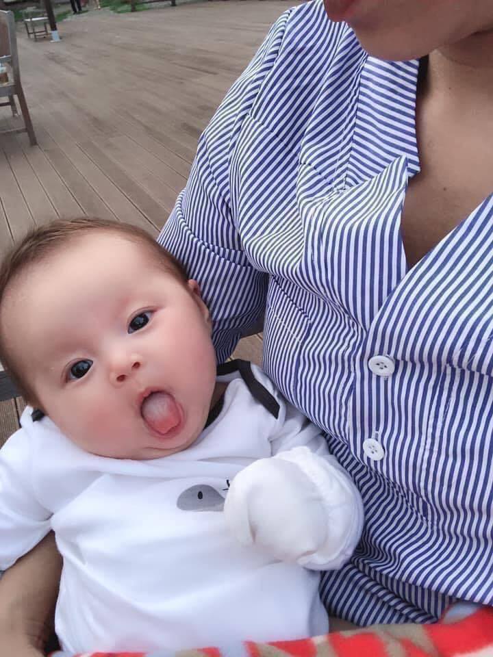 Mom nào xin vía mặt bánh bao kooo 🥰
Em Tí đây ạ, 3 tháng 7 kí rưởi hhi