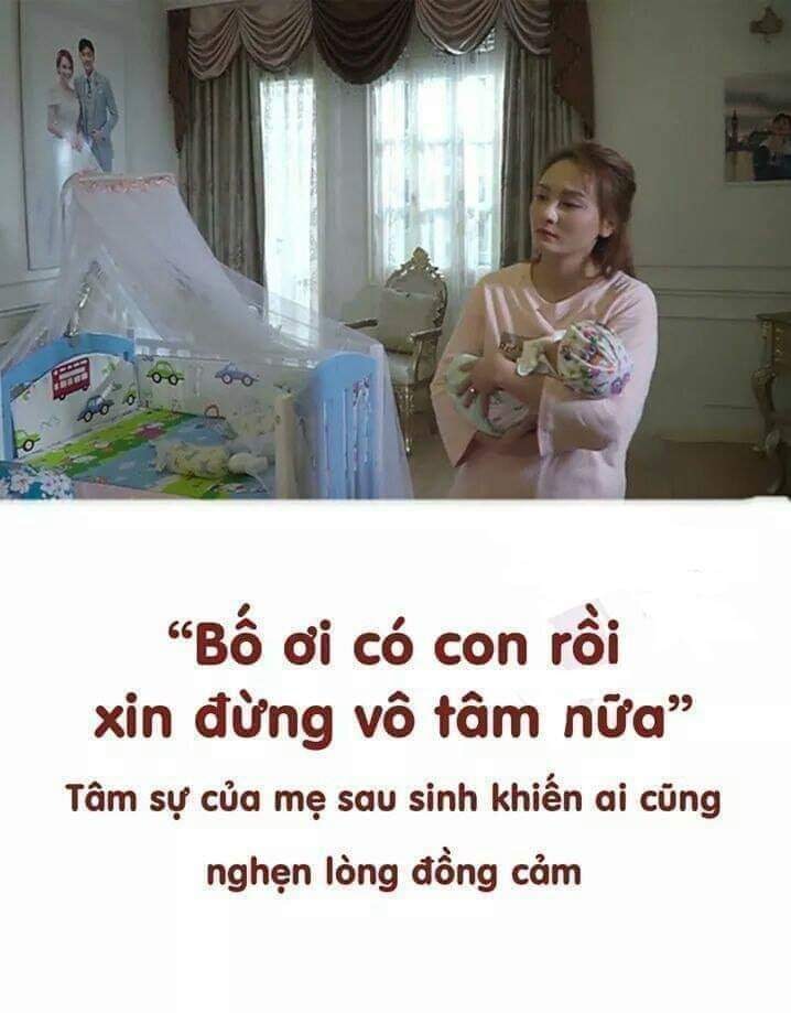 NẾU ĐƯỢC LỰA CHỌN, MẸ MUỐN LÀM "BỐ" CỦA CON.

Bố - người mà cũng sinh ra con, nhưng lại không cần vác cái bụng to với những vết rạn da chằng chịt, người không bao giờ biết cảm giác mệt mỏi, đau buốt trên những bộ phận cơ thể từ khi có con.

Làm bố, người đứng ngoài phòng siêu âm thai và cũng đứng ngoài phòng sinh, người kí vào tờ giấy mổ đẻ nhưng con dao mổ thì cứa vào bụng mẹ và để lại vết sẹo vĩnh viễn đến khi trái gió trở trời lại đau.

Người ta cũng chỉ gây tê trên lưng của mẹ nên hệ quả là những cơn đau lưng sau này mà bố không bao giờ biết đến!

Có con, mẹ lúc nào cũng luộm thuộm và hôi sữa. Mùi sữa, mùi nước tiểu của con trở thành mùi cơ thể của mẹ.

Tóc mẹ cũng dài và mượt lắm nhưng lâu rồi không buông ra, lâu rồi không chải vì lúc nào cũng phải búi lên nhanh chóng để còn bế con.

Không có ai trông con, mỗi tuần mẹ chỉ tranh thủ gội đầu một lần, mỗi lần đó, tóc rụng thành nắm.

Có con, bố vẫn đi làm. Phải rồi, bố phải đi làm để còn có tiền nuôi con. Có lẽ cũng vì thế mà tất cả mọi người, trong đó có cả người làm bố đều cho rằng, việc kiếm tiền là quá đủ những gì mà bố cần làm cho con. Còn lại, đều là trách nhiệm của mẹ!

Có con, bố vẫn là một chàng trai tự do, ăn đúng giờ và ngủ no giấc. Bố còn vuốt keo lên tóc và dùng nước hoa thơm lừng. Bố vẫn có mặt đầy đủ trong các cuộc vui bạn bè và không ngại quá chén!

Sau mỗi cuộc vui trở về, con đã ăn no, sạch sẽ và đang ngủ, bố chỉ nhẹ nhành thơm vào má con rồi chìm vào giấc ngủ, hơi thở nồng mùi bia rượu. Mẹ ước gì mình cũng được như thế.

Nhưng đâu có dễ dàng như vậy, trước khi con ngủ, mẹ và bà bế rong rả nhiều tiếng đồng hồ, con quấy, khóc ngằn ngặt! Con hờn không bú mẹ, sữa chảy đầy quanh miệng, chảy ướt áo mẹ, ướt cả áo của con.

Đêm đến, bố nằm ép vào tường ngủ. Mẹ và con lục sục suốt đêm vừa bú mớm, vừa thay rửa. Nếu con nằm ngủ ngoan, bố lại thơm vào má con rồi chìm vào giấc ngủ, nếu con quấy khóc, bố có quyền cho rằng việc dỗ dành con là trách nhiệm của mẹ. Mẹ bế con ra khỏi giường, rong rả trong ánh đèn ngủ mờ mờ, bố ôm gối quay vào trong ngủ.

Đêm rồi cũng qua!

Ngày sang, bố bế con trên tay chốc lát, con quấy khóc không chịu chơi, bố gọi mẹ. Phải rồi, đó là trách nhiệm của riêng mẹ mà!

Rồi con sẽ cứng cáp và khôn lớn dần. Con sẽ yêu thương bố thật nhiều như bao đứa trẻ khác. Con sẽ lại mừng quýnh khi bố đi làm về và luôn tự hào về người đàn ông ấy.

Thực lòng mẹ sẽ lại vui vì điều đó, mẹ cũng cần dạy dỗ con hiếu thảo như vậy! Bởi vì mẹ cũng như bao người phụ nữ khác, có những thứ không thể lựa chọn và những chuẩn mực không thể làm khác.

Sưu tầm

P/s: có bao nhiêu chị em thấy mình trong bài viết này ạ ❗