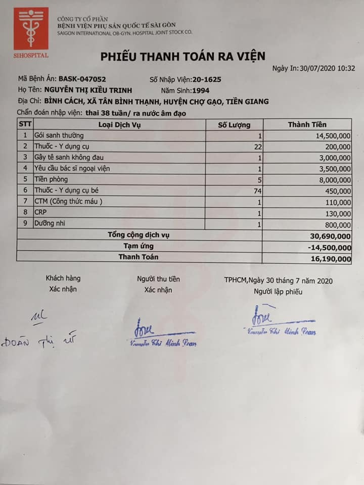 REVIEW ĐẺ TẠI QUỐC TẾ SÀI GÒN SIH

Mình nhập viện lúc tối 25/7 trong tình trạng rỉ ối từ trưa nhưng ỷ lại vì hôm trước cũng bị đi khám bs bảo chỉ là huyết trắng và mình còn 13 ngày nữa mới sanh, quê ở Tiền Giang nên chiều đến phòng khám gần nhà thì được bs bảo đi viện gấp, mình theo bs của bv Từ Dũ nhưng chọn sinh bên sih vì sợ TD quá tải. Vào viện đi thẳng phòng cấp cứu, mình rất khoẻ nha các mom, không đau gì cả, bụng cũng gọn, vào cc được các chị y tá tư vấn rất nhiệt tình, khám lại tất tần tật, đóng 4tr340 để xét nghiệm trước sinh. Tầm 22h giờ được đưa vào phòng chờ sanh, nằm đây không có người nhà, người nhà nhận phòng. Ở phòng chờ sanh được đo tim thai liên tục, đươc cầm đt theo thoải mái, đói được ra ngoài gặp người nhà ăn nhưng không được đi quá lâu, vì mình bị rỉ ối nên y tá dặn không được đi lại nhiều. Ngoài đo tim thai thì tầm 2h sẽ được khám trong 1 lần. 23h hơn mình bắt đầu râm râm như đau bụng kinh, tầm này chịu được, vừa ăn  khuya vừa chơi đt. Càng về sau cơn đau càng dồn dập và đau hơn, 4-5 phút đau 1 lần đến 5h sáng mình vẫn mở được 2-3 phân thôi, chịu không nổi mình xin tiêm gây tê màng cứng mặc dù nghe đồn sẽ rất ảnh hưởng về sau. Tiêm vào là như tiên luôn, hết đau nhưng ngủ li bì. Tiêm rồi mình được chuyển qua phòng sanh và lúc này người nhà được vào. Mình chờ nở đủ phân và đầu bé xuống thấp đến 14h30 bs mình yêu cầu tới. Tiêm gây tê màng cứng mà rặn đẻ không cảm giác luôn. Bé mình chào đời lúc 14h30 26/7 sanh thường.
- Đội ngũ y bác sĩ, lau công, bảo vệ mọi người đều rất ok nhưng theo người nhà mình thì do mình yêu cầu bs ngoài nên 1 số y tá làm việc cùng bác có vẻ không thích. Nhưng được cái là y tá luôn gọi cho bs của mình để nói tình hình cho bác và hối thúc bác. Mỗi ngày đều có bs thăm khám mẹ và bé, hỗ trợ nhiệt tình do mình không có sữa về kịp, sữa về thì bị tắt tia. Bs y tá ở đây luôn ưu tiên bé bú mẹ.
- Thức ăn ngon miệng, nhiều. Một mình mình ăn không hết. Tuy nhiên người nhà gọi riêng thì giá hơi đắc. 
- Phòng ốc sạch sẽ, mỗi ngày đều thay ga, áo cho mẹ, lấy rác, dọn wc,...
- Mỗi ngày được phát 6 miếng tả monny, 2 hộp sữa tươi và 6 chai nước suối. 
- Mình chọn sinh thường 14tr5, nâng cấp phòng vip 2, xét nghiệm trước sinh, bé mình bị rỉ ối lâu nên nằm dưỡng nhi 1 ngày, chích kháng sinh 5 ngày nên mình ở viện 5 ngày, tổng của mình 35tr.
Tóm lại là rất hài lòng, phấn đấu tập sau chọn sanh ở đây nữa. 👍