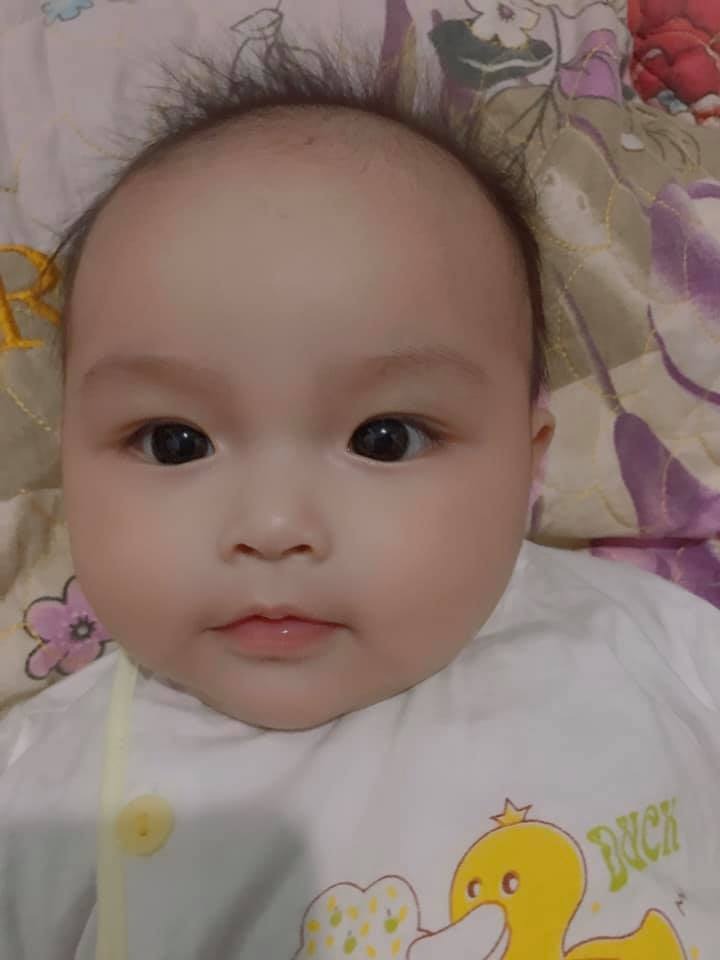 Chào các mẹ
Con là Chuột tháng 3 ạ. Có bạn nào sinh giống con hk ạ (18-03). Con bú ngoan, ngủ giỏi lắm luôn. Toàn quất giấc xuyên đêm, mà 7h-7h30 là con đi ngủ rồi í. Cái chi con cũng ngoan. Mà răng con hỏng có tóc các mẹ ạ. Có vài cọng loe ngoe hà. Có bạn nào giống con hk ạ 🥰
