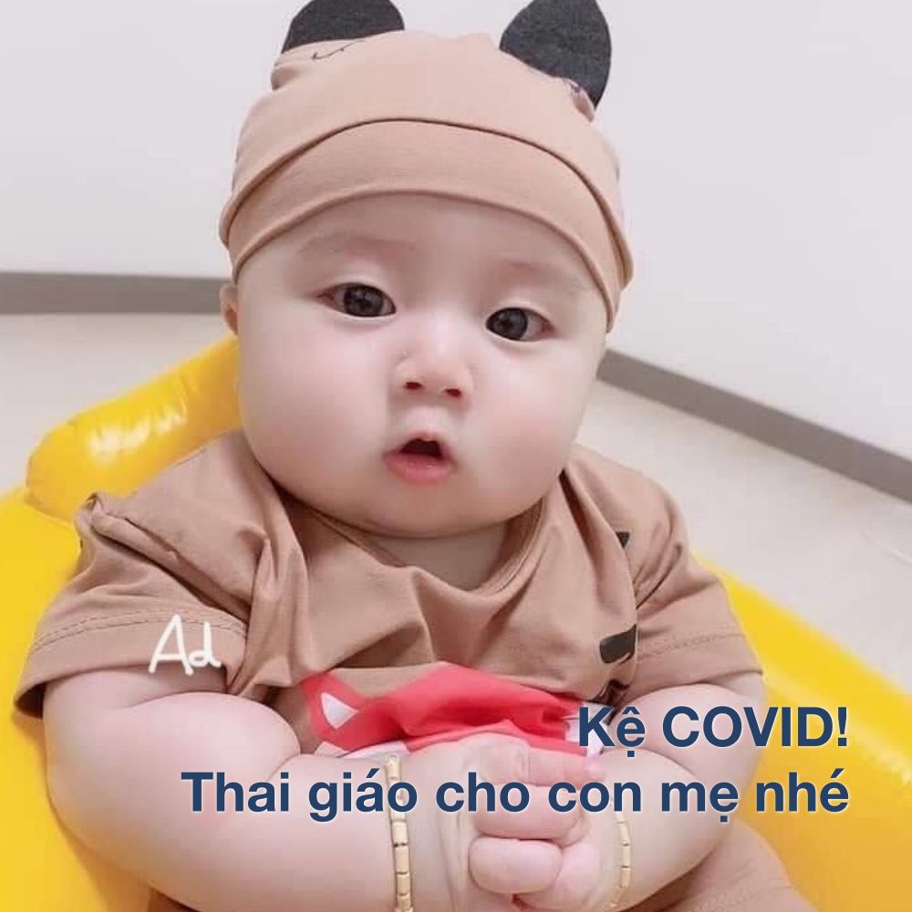 COVID THÌ THAI GIÁO GÌ NỮA MOM NHỈ?
Ô hay chưa? Có mẹ bảo em thế đó. Covid thì liên quan gì đến thai giáo nhỉ các mom? Nhưng cũng phải công nhận là bầu bì đã mệt, lại đúng đợt Covid này đâm thêm lo ghê. 

Đổi chủ đề chút, để em kể các mẹ nghe chuyện vợ chồng em quyết định thai giáo như thế nào nha. Covid nhiều mẹ đc nghỉ, đến lúc để dành thời gian cho bé cưng trong bụng rồi. Nghĩ lại thấy hợp lý quá!

Đợt trc khi bầu em có nghe các mẹ nói nhiều về Thai giáo mà chưa hiểu rõ về nó. Nằm vùng trong mấy group bỉm sữa thì thấy có 2 ý kiến trái ngược hẳn nhau:
- Một là cứ chửa đẻ bt, ko cần thai giáo gì sất, bn năm nay các cụ nhà mình vẫn vậy, con sau này vẫn giáo sư bác sĩ bt
- Hai là tin vào thai giáo, áp dụng ngay từ khi mang bầu.

Lúc đấy em cũng nghe qua qua về Thai giáo rồi nhưng nửa tin nửa ngờ, lại thêm mẹ chồng và mấy chị ở vp bảo là vẽ chuyện nhưng thấy mấy chị đi trước đều thai giáo cho con hết, lại biết thêm app Mamibabi này thấy các mẹ thai giáo rôm rả ghê nên đâm ra lại càng tò mò, quyết định hỏi thêm ý kiến ông xã coi sao.

Chắc thấy vợ lăn tăn, ổng làm luôn câu: Thai giáo luôn đi vợ ạ, có mất gì đâu, cũng ko ảnh hưởng gì đến con, mà chọn chỗ nào uy tín mà học, chứ mấy khóa trên mạng giờ anh thấy toàn video tào lao, nói nói ko thôi à, thời gian đâu xem hết, xem xong cũng ko biết phải áp dụng làm sao.

Công nhận chồng em nói đúng, phải chọn kỹ các mẹ ạ ko là mất thời gian ghê lắm. Bé Gà nhà em ấy thế mà giờ đc 3 tháng hơn rồi, kết quả thai giáo đem lại khiến cả em và chồng bất ngờ.

Trộm vía Gà máy rất nhiệt tình, mẹ cho nghe nhạc lúc nào là bạn quẩy lúc ấy. Lúc còn trong bụng mẹ, Gà rất biết phối hợp mỗi lần mình thai giáo ánh sáng, rọi đèn cho con. Càng về những tháng cuối Gà càng phản ứng rõ rệt khi mẹ tương tác. 

Gà sinh ra là đã hay cười, hóng chuyện, không quấy khóc nên em chăm con nhàn tênh. Gà theo Easy rất dễ vì bé đã phân biệt được ngày đêm nhờ việc thai giáo bằng ánh sáng từ lúc mang thai, Gà giờ đã ngủ xuyên đêm, ko cần thức đêm thức hôm bồng bế.

Chắc các mẹ nghĩ em rảnh lắm mới có thời gian thai giáo cho con nhưng thực tế em chỉ dành ra 10 - 20 phút mỗi ngày vì cũng phải đi làm. Cái chính là tìm được app thai giáo Mamibabi này đó các mẹ ạ, giúp em tiết kiệm cực kỳ nhiều thời gian, công sức. 

Sẵn tiện đang mùa COVID, các mẹ cũng có thêm thời gian ở nhà, tranh thủ thai giáo cho con các mẹ nhé.