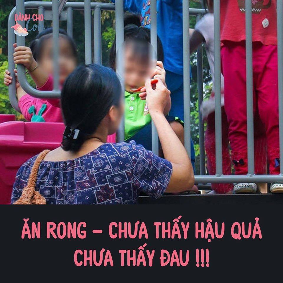 ĂN RONG - CHƯA THẤY HẬU QUẢ CHƯA THẤY ĐAU‼️

Bạn thấy cảnh này quen không?
- Ông đẩy cháu đằng trước, bà ôm bát cháo chạy theo sau,
- Giúp việc 1 tay đẩy xe, 1 tay cầm bát cháo, bà bế cháu, mẹ lăm lăm bát cháo bên cạnh
- Giúp việc vác cháu ngang hông, 1 tay bát cháo, 1 tay thìa, chạy quanh xóm ...

Và:
- Con chim kìa ! Há mồm! 1 miếng
- Ô tô kìa! Há mồm! Miếng nữa
- Bác bảo vệ kìa, không ăn bác bắt đi bây giờ! Há mồm! Được miếng nữa
- Ngào ộp kìa! Há mồm ra nhanh lên! Thêm 1 miếng
- Chú ơi nó không ăn đâu, bắt nó đi ạ! Há mồm ra! Lại được 1 miếng... ...

Mấy việc này hiển nhiên như sinh ra bầu trời là sẽ có trăng, có sao vậy....

Con ăn, cháu ăn thì cho ra ngoài, vừa đông vui, vừa được tám, con/cháu vừa ăn được hết phần hết suất. Nhất cử lưỡng tiện.

Khi còn nhỏ, ta cho con/cháu đi rong để đút ăn, trộm vía con/cháu ăn rất tốt, ta hoàn thành nhiệm vụ là mẹ/bà/giúp việc đảm, biết chăm con/cháu, ăn uống tốt, lên cân bụ bẫm, ai cũng khen

- Rồi đến 1 ngày, ta đau chân/ta bệnh, ta không đưa con/cháu đi ăn rong được. Ở trong nhà nhất quyết nó không ăn. Nó tuyệt thực.

- Rồi đến 1 ngày, ta không làm trò, không cho đi ăn rong nữa là con/cháu nó không thèm ăn. Nó tuyệt thực.

- Rồi đến 1 ngày, tự dưng thấy hệ tiêu hóa của con/cháu ta có vấn đề, ăn mãi không thấy hấp thụ được, liên tục rối loạn tiêu hóa.

- Rồi đến 1 ngày, trong nhà thì tiệt trùng mà con/cháu thì vẫn bị chân tay miệng mà không hiểu tại sao.

- Rồi đến 1 ngày, cứ thấy bên ngoài có bệnh gì là y rằng con nhiễm ngay bệnh đó, thế nó mới vi diệu.

❎CÓ GÌ ĐÂU MÀ VI DIỆU: Khi cho con/cháu đi ăn rong, tức là chúng ta dùng các ngoại cảnh bên ngoài để con/cháu không tập trung vào bữa ăn và nhét cho con/cháu ăn một cách thụ động.

Khi ăn thụ động thì não bộ không chỉ huy hệ tiêu hóa hoạt động chủ động, hệ tiêu hóa lúc này hoạt động một cách miễn cưỡng, các dung dịch tiêu hóa cũng tiết ra 1 cách miễn cưỡng, dạ dày cũng co bóp 1 cách miễn cưỡng, dẫn đến hiện tượng không hấp thu được hết chất dinh dưỡng, cũng không tiêu hóa được hết thực phẩm, cuối cùng làm hại cho hệ tiêu hóa.

Hệ tiêu hóa bị hại ngày này qua tháng khác thì có gặp các vấn đề về tiêu hóa không, cơ thể có nạp có đủ chất được không, ăn có lớn được không? Khi cho con/cháu đi ăn rong tức là có bao nhiêu vi trùng vi khuẩn ở bên ngoài, ta hốt hết vào bát cháo rồi cố công nhét hết cái đống vi khuẩn đó vào mồm con/cháu.

Bệnh từ đây mà ra chứ đâu nữa. Hãy thử tưởng tượng: Khi cho con/cháu đi ăn rong, đang đứng trong thang máy, thằng bên cạnh hắt hơi 1 cái, bát cháo hứng cho hết, rồi nhét vào mồm con/cháu. Bệnh không?

Và khi cho con/cháu đi ăn rong, bát cháo mà để cả tiếng bên ngoài, bưng đi hết chỗ này chỗ khác. Người lớn ăn thử xem nó còn ngon không mà cứ bắt con/cháu mình ăn cho hết.

❎VẬY NGUYÊN NHÂN TỪ ĐÂU RA?
- Vì ông bà, bố mẹ không có đủ kiến thức về cách thiết lập thói quen ăn uống của con
- Vì ông bà, bố mẹ chỉ muốn con cháu ăn nhiều, bất chấp hậu quả
- Vì ông bà, bố mẹ chưa thấy hậu quả nên chưa thấy đau

❎THẾ KHÔNG MUỐN ĐAU THÌ PHẢI LÀM THẾ NÀO?
Với những bạn mới bắt đầu ăn dặm, thiết lập thói quen ngồi vào ghế khi ăn và tuyệt đối không đi ăn rong ngay từ khi bắt đầu.

Làm ngay từ đầu rất dễ. Vì trẻ không có sự so sánh giữa đi ăn rong và ngồi ăn. Mặc định ăn là ngồi ghế, và cứ mãi là như vậy Khi con có hiện tượng không muốn ngồi ghế để ăn, ăn uống không tập trung, cho con 3 cơ hội để con ngồi ăn lại trong ghế, nếu cả 3 cơ hội vẫn không hợp tác để tiếp tục ăn thì cho con ra khỏi ghế và kết thúc bữa ăn.

Để dần dần trẻ biết rằng là: "À, không ngồi ghế ăn cho tử tế là không được ăn, mình phải ngồi tử tế thôi không là mình sẽ đói" Không phải tự nhiên mà phương pháp ăn dặm kiểu Nhật (ADKN) và ăn dặm bé chỉ huy (BLW), bắt buộc trẻ phải ngồi ghế khi ăn. Chỉ có ăn dặm truyền thống (ADTT) của chúng ta mới có hiện tượng này.

❎CÒN ĐỐI VỚI NHỮNG BẠN QUEN ĂN RONG RỒI THÌ LÀM THẾ NÀO?
Áp dụng QUY LUẬT CÂN BẰNG trong nuôi con thuận tự nhiên. Cho con được đói, ĐÓI THÌ CON SẼ ĂN! Sử dụng phương pháp CHO CON ĐƯỢC ĐÓI: Đến bữa là ngồi vào bàn ăn, không đi ăn rong, đòi đi ăn rong là kết thức bữa ăn.

Để con được đói! Yên tâm là không đứa trẻ nào tự để mình chết đói cả (trừ trường hợp bệnh lý)
👍Nhưng cho con ĐƯỢC ĐÓI LÀ PHẢI ĐÚNG CÁCH! Đúng cách là như thế nào?

🍀 Xác định vấn đề của con có phải là đòi đi ăn rong mới ăn hay không?

🍀. Nếu đúng, thì đến bữa ăn, con đòi đi ăn rong chúng ta không đáp ứng, con sẽ không ăn, không sao cả, ta tôn trọng con

🍀 Ta cắt hoàn toàn bữa phụ, sữa, đồ ăn vặt ... Chỉ ăn các bữa chính

🍀 Đến bữa chính tiếp theo, ta lại cho con ăn, và tất nhiên là không đi ăn rong, có thể con sẽ tiếp tục không ăn, không sao cả. Ta tôn trọng quyền quyết định của con

🍀 Đến tối trước khi đi ngủ, ta xem con có dấu hiệu đói lả không, nếu có thì có thể cho con uống hộp sữa, nếu không thì không sao cả. Cứ kệ con.

🍀 Không đứa trẻ nào tự bỏ đói mình quá 48h, sau đó sẽ đói ngấu nghiến đòi ăn, đến bữa chính dọn ra cho ăn, nhưng ăn chỉ được 1 ít lại sẽ bắt đầu mè nheo.

Không sao cả, cho 3 cơ hội để tiếp tục, nếu không hợp tác thì kết thúc bữa ăn. Và cứ kiên trì thực hiện dần dần như vậy, mỗi ngày lượng ăn của con sẽ tự tăng lên 1 chút (tất nhiên là không đi ăn rong).

Thói quen 1 con người, kể cả người lớn, trẻ con đều cần khoảng 3-4 tuần để thiết lập được. Để sửa thói quen này cho con thì ta cũng cần kiên trì trong khoảng đó thời gian, thì sẽ có kết quả.

Sau khi lượng ăn và thói quen ăn uống của con tốt dần lên thì bổ sung dần lại các bữa phụ con. Có 2 điều tiên quyết để bỏ được việc đi ăn rong của con và giúp con ngồi vào bàn ăn chung với gia đình đó là:

- Thống nhất được trong gia đình về phương pháp rèn lại thói quen ăn uống cho con, mẹ thì quyết rèn, mà ông bà vừa thấy cháu đói đã dí ngay cho cái bánh với hộp sữa thì con không được đói, và con KHÔNG ĐƯỢC ĐÓI THÌ KHÔNG BAO GIỜ SỬA được cái gì hết.

- Mẹ phải thương con ĐÚNG CÁCH, VỮNG TIN VÀ KIÊN TRÌ. Thương con 1 cách mù quáng chỉ làm hại con thôi, vừa sáng quyết tâm cho con đói để rèn thói quen ăn uống, đến chiều thấy nó đói lả lướt thương quá lại cho ăn vặt lại. Kết quả là lại như cũ, chả có gì thay đổi cả. Mẹ cần lựa chọn giữa việc:
- Để con được đói thật sự vài hôm, sau đó có thể ăn ít 1 thời gian, chấp nhận có thể sẽ sụt cân, nhưng sau 3-4 tuần thì thói quen ăn uống tốt hẳn lên và bắt đầu ăn trở lại,

- Với việc cứ kéo dài mãi cái thói quen ăn uống tệ hại của con và chui vào cái vòng luẩn quẩn không thoát được ra.

Mẹ hãy NẮM VỮNG KIẾN THỨC, VỮNG TIN VÀ KIÊN TRÌ thì sẽ thành công Đẻ con là BẢN NĂNG Làm mẹ là THIÊN CHỨC Chăm con là TRÁCH NHIỆM Muốn chăm con tốt thì phải có KIẾN THỨC Muốn có kiến thức thì phải HỌC Hãy là mẹ THÔNG THÁI - Mẹ không thông thái thì CON KHỔ!!

Nguồn: Dành cho con