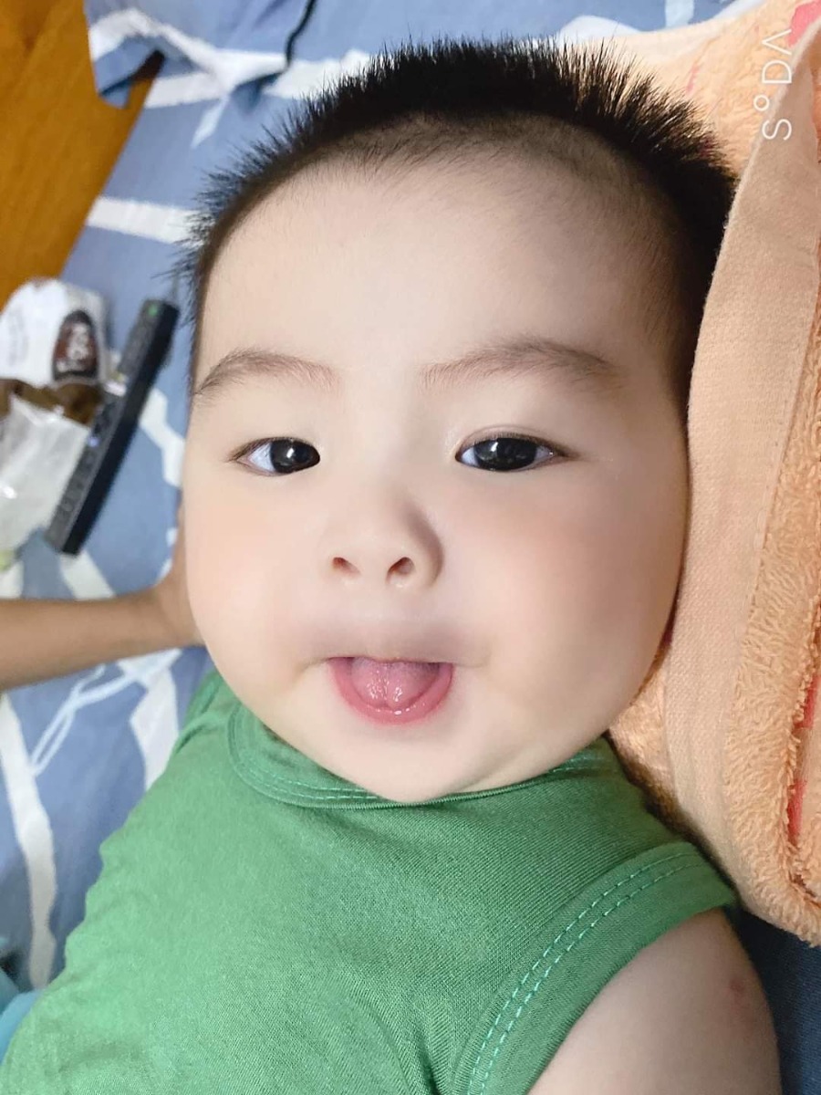Hôm nay em xin khoe thành quả em luyện cu Vịt 🙈

Đã đến level lùa vịt lên chuồng rồi nha hihi
Vịt vẫn chưa lên hẩn đc E5-6 nhưng cứ tập mỗi ngày! 
Thành quả easy tự ngủ thật tuyệt vời các mẹ ạ. Tg đầu hơi vất nhưng giờ đây 14 tháng gđ em không ai nói câu nào, mọi chuyện e làm giờ đây đều ủng hộ cách chăm con của em, cách mà ng ta gọi là khác người đó ạ. 😂

Các mẹ thắc mắc việc cho em tự ngủ theo easy comment cùng chia sẻ với nhau nhé.
#cscdd #bevit #mevit #14m
