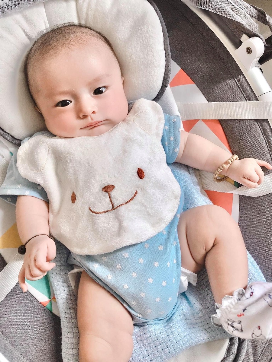 Tớ là chuột đực nhé, mẹ cho mặc đồ hơi giống chuột cái tí thôi 😅😂