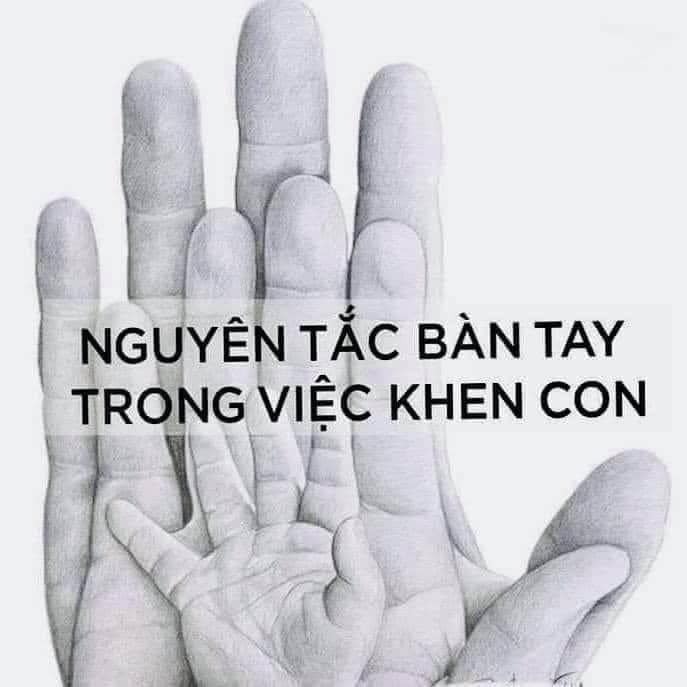 NGUYÊN TẮC BÀN TAY trong VIỆC KHEN CON

🤚Nguyên tắc 1: " KHÔNG KHEN VÀO SẢN PHẨM MÀ KHEN VÀO QUÁ TRÌNH"
Ví dụ: Con tự xúc ăn, không nên khen "con giỏi quá".
Mà thay vào đó nên nói "Con hôm nay có nỗ lực đấy, mẹ thấy con xúc gọn và ít đổ hơn những lần trước"
Ví dụ tiếp: Hôm nay con được điểm 10, không nên khen "con mẹ giỏi quá".
Mà thay vào đó, nên nói với con: “ Con đã rất nỗ lực, lúc con làm bài mẹ thấy con toát hết cả mồ hôi, viết mỏi nhừ cả tay phải không con...”
Việc khen quá trình sẽ giúp trẻ hiểu rằng những nỗ lực của con khi thực hiện việc gì đó mới khiến mọi người để tâm quan sát và đánh giá nhiều nhất, trẻ sẽ chú trọng và tiếp tục nỗ lực hơn nhiều để được người lớn công nhận, khen ngợi.

🤚🤚Nguyên tắc 2: "KHÔNG SO SÁNH VỚI CON NHÀ NGƯỜI TA".
Ví dụ: Không nên khen con, “con ăn nhanh hơn bạn A đó”, hoặc “con học kém hơn bạn B đó”
Trẻ con có một kẻ thù vô hình nhưng đáng sợ là "con nhà người ta". Việc bố mẹ hay so sánh với những đứa trẻ khác vừa khiến trẻ có thể tự ti, hoặc kiêu ngạo, hạn chế dùng những từ chê bai, đặc biệt KHÔNG CHÊ CON TRƯỚC ĐÁM ĐÔNG, có gì về đóng cửa tự thì thầm bảo nhau.

🤚🤚🤚Nguyên tắc 3: KHÔNG NHÌN VÀO PHẨM CHẤT CỦA CON, MÀ NÊN NHÌN VÀO TRẠNG THÁI CỦA MÌNH
Ví dụ: Không nên khen “con thông minh quá” (đó là phẩm chất của con).
Mà nên khen: “con làm được cái này mẹ rất vui và hạnh phúc, mẹ tự hào vì có con” (đó là trạng thái cảm xúc của mẹ)
Không phải đứa trẻ nào cũng giỏi, thông minh, nên nếu được khen nhiều những phẩm chất này, khi ra đời, nếu trẻ làm điều gì không được, không thành công, trẻ có thể thấy những lời khen trái với thực tế và thất vọng về mình, và nghĩ mẹ nói dối mình, mẹ gạt mình

🤚🤚🤚🤚Nguyên tắc 4: CHÚ Ý KHEN CẢ NHỮNG THỨ NHỎ NHẶT NHẤT, NHỮNG THỨ CON KHÔNG ĐỂ Ý
Ví dụ: Mọi hôm đến bữa cơm con cứ ngồi chơi, nhưng tự dưng hôm nay con bê giúp mẹ cái xoong, cái bát, thì bố mẹ nên lập tức khen ngay hành động này của trẻ
Trẻ con thường cực kỳ sung sướng về điều này, việc khen con cả những thứ con vô tình làm như thế sẽ giúp trẻ hiểu rằng hóa ra mọi công việc mình làm đều có mẹ quan sát và để tâm. Từ đó, trẻ sẽ cố gắng thực hiện những điều này tốt hơn.

🤚🤚🤚🤚🤚Nguyên tắc 5: TRUYỀN ĐẠT LẠI LỜI KHEN CỦA NGƯỜI KHÁC ĐẾN TRẺ.
Nên tích cực truyền đạt lại lời của người khác khen con. Đôi khi có thể là mượn lời người khác.
Ví dụ: Thay vì khen con: “Con rất lễ phép với người lớn”
Mẹ có thể mượn lời của bố, hoặc người hàng xóm... : “Hôm nay đi qua nhà bác hàng xóm, bác ấy bảo mẹ, con rất lễ phép, lịch sự, biết chào hỏi người lớn đấy"
Điều này làm lời khen có vẻ khách quan hơn. Con sẽ vui vẻ và những ngày sau đó luôn chào hỏi khi gặp mọi người.
Khen con trẻ là cả một NGHỆ THUẬT, ảnh hưởng rất nhiều đến tương lai của con bạn.
Nguồn: Sưu tầm