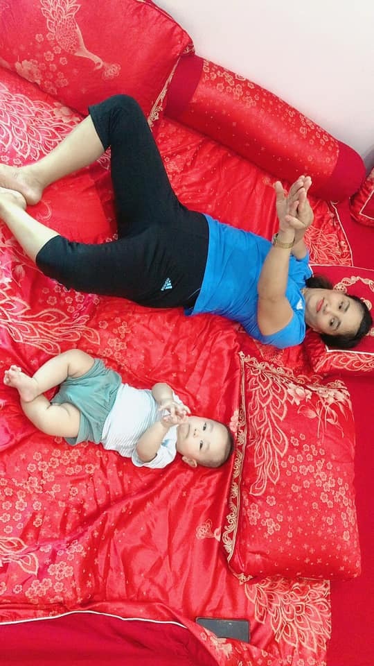 Đây là mẹ và con trai 5 tháng tuổi của tớ khi mùa dịch đến😊 bà ngoại vốn dĩ là giáo viên yoga nhưng do dịch nên lớp bà phải tạm nghỉ, ở nhà buồn quá nhớ nghề nên bà mang cháu ra dạy yoga😊😊
Cre: Ngọc Vy