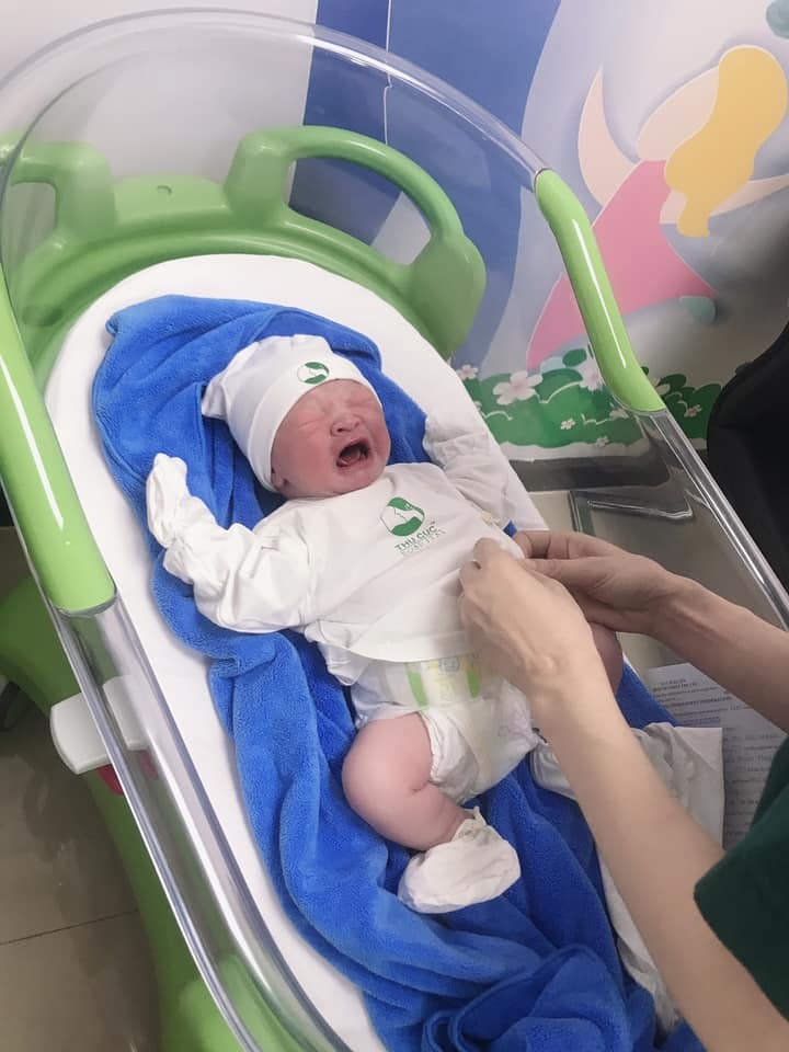 Ngày cuối cùng ở viện,lưu luyến không muốn về, đã cố đăng ký ở thêm một ngày rồi mà vẫn thấy chưa đủ. 5 ngày ở viện là 5 ngày trải nghiệm không bao giờ quên, đau vết mổ, đau dạ con, cương sữa.. Rồi những đêm con không ngủ..Nhưng đúng là bệnh viện có bộ phận hỗ trợ quá tuyệt vời.
Cảm giác các bạn ý làm bằng cái tâm và trách nhiệm chứ không phải làm vì quy định nữa. 
Trước khi đẻ thì mình cũng có đôi lần bức xúc vì đi khám phải chờ các kiểu, nhưng đến bây giờ thì thấy những lần đó vụn vặt quá.
Muốn gửi lời cảm ơn chân thành nhất đến bsi Lisa và bsi Linh đã thực hiện ca mổ cho mình, vết mổ rất đẹp và mảnh. 
Và đặc biệt hơn cả là các cô điều dưỡng, y tá của bvien đã hỗ trợ gia đình mình rất nhiệt tình, k quản ngày đêm, cứ ấn nút là auto xuất hiện như 1 vị thần mỗi khi con quấy khóc, ị phân xu hay cơn đau kéo đến, cháu cảm ơn cô Nga, em Thu, Linh.. đã hỗ trợ e thông tia sữa, mua giúp e trợ ti để bé dễ ti mẹ hơn,.. 
Nếu cho được chọn lại, nếu có đẻ tiếp thì mình vẫn sẽ chọn Thu Cúc. ( Mặc dù trước khi đẻ mình cũng từng nghĩ lần 2 sẽ thử Hồng Ngọc vì nhà ngay cạnh🤣 ) À về khoản ăn uống thì không phải quá xuất sắc nhưng cũng phải nói là quá ổn và rất vệ sinh, có thể ăn tại tầng 8 hoặc gọi xuống tận phòng để vừa ăn vừa trông em bé.