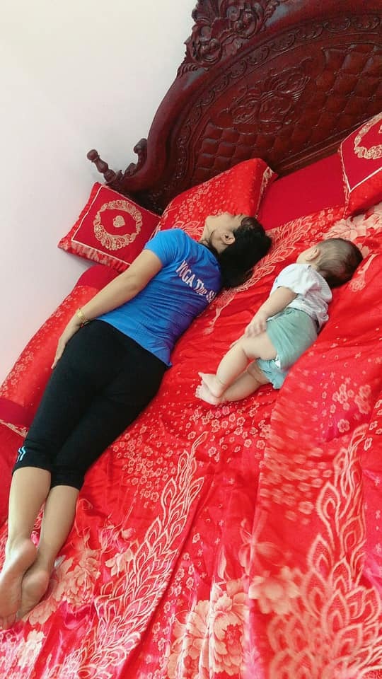 Đây là mẹ và con trai 5 tháng tuổi của tớ khi mùa dịch đến😊 bà ngoại vốn dĩ là giáo viên yoga nhưng do dịch nên lớp bà phải tạm nghỉ, ở nhà buồn quá nhớ nghề nên bà mang cháu ra dạy yoga😊😊
Cre: Ngọc Vy