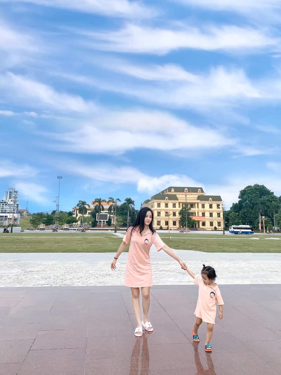 Cách đây hơn 1 năm Tôi gần như không dám ra khỏi nhà, đi đâu cũng sợ những lời dị nghị, rèm pha rằng " TÔI LÀ ĐÀN BÀ BỎ CHỒNG ". Cuộc sống đối với Tôi lúc ấy bế tắc vô cùng, công việc không có, tiền không có, nuôi con nhỏ, Tôi phải sống bám vào Bố Mẹ đẻ. 

Cảm ơn biến cố cuộc đời hơn 1 năm trước đã khiến Tôi trở thành cô gái có ý chí và nghị lực hơn. Tôi đã thoát khỏi vỏ bọc nhu mì, Tôi mạnh dạn kinh doanh, rất may mắn Tôi đã chọn cho mình 1 công ty tốt, rất đông những người kinh doanh online như Tôi, Tôi không còn cô đơn như trước. Tôi đã từng tự ti về tiếng bỏ chồng nhưng giờ Tôi nhận ra giá trị ở bản thân mình.

Trên chặn đường ấy, một thân một mình chắc chắn bạn sẽ không tránh khỏi những thương tổn cả thể xác lẫn tâm hồn. Nhưng một khi bạn đã chọn con đường ấy thì dù nó có khó khăn thế nào chỉ cần bạn giữ vững lòng tin và nghị lực, biến chúng thành công cụ để mài giũa bản thân thì mọi khó khăn cũng chỉ là thử thách mà thôi. 

Đàn bà hơn nhau không phải ở tấm chồng mà là SỰ TỰ TI, TỰ CHỦ VỀ KINH TẾ. Giờ đây Tôi thấy yêu bản thân mình hơn, sống một cuộc sống bình thường, mua những món đồ mình thích, có thể tự lo cho Cô Gái Nhỏ của mình, chẳng phải đang hạnh phúc hay sao.....
