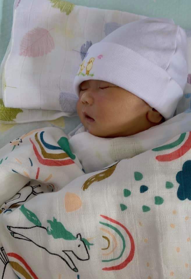 Bé Chuột Con Dks 13/8 mà mùng 4/8 đã ra với mẹ. Bé sinh thường nặng 3820gram, chuyển dạ nhanh quá mẹ không kịp gây tê luôn. 
Sau sinh 7 ngày bụng mẹ đã xẹp sơ sơ 🥰
