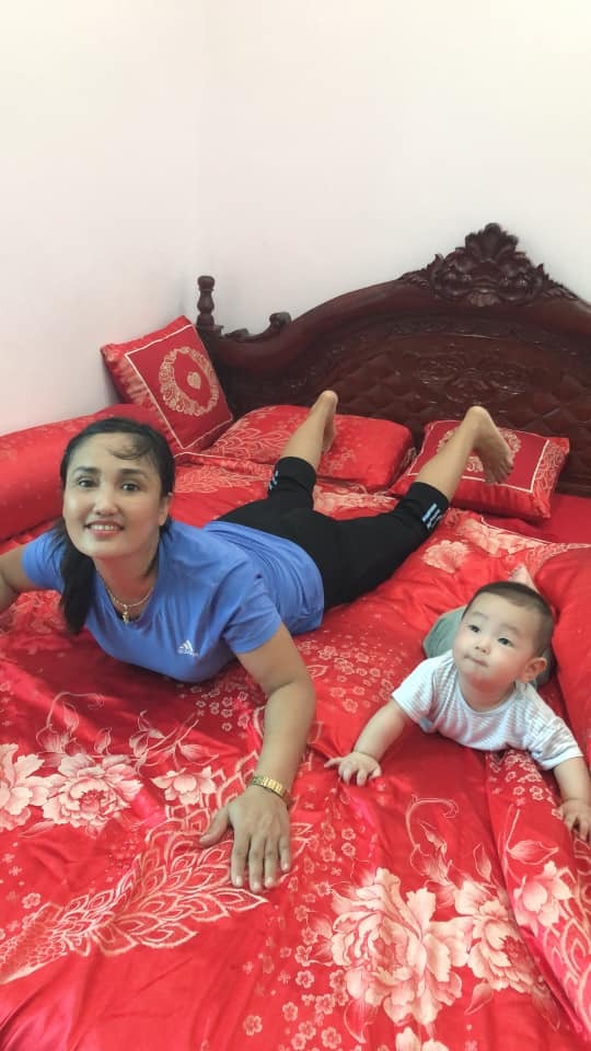 Đây là mẹ và con trai 5 tháng tuổi của tớ khi mùa dịch đến😊 bà ngoại vốn dĩ là giáo viên yoga nhưng do dịch nên lớp bà phải tạm nghỉ, ở nhà buồn quá nhớ nghề nên bà mang cháu ra dạy yoga😊😊
Cre: Ngọc Vy