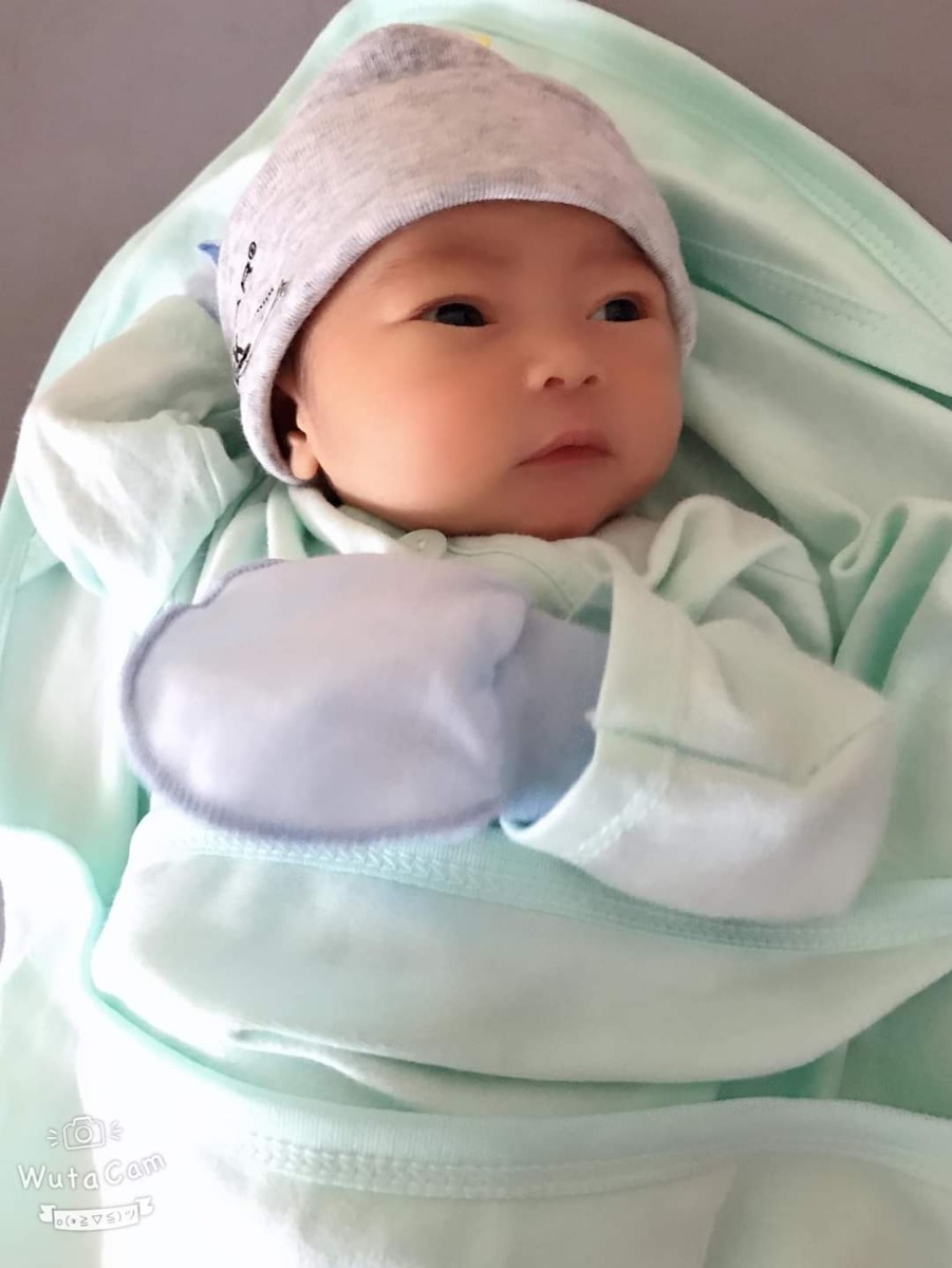 Con chào các mom.chào các bạn chuột.con tên là Nguyễn Văn Bí. Con vừa ra gặp mẹ con được 6 ngày.tròn 3kg ạ.các mom mát miệng ủn mông cho con mau lớn với ạ.ai trộm vía con thì cho con 1 lời chúc nhé...con chúc các bạn đủ ngày đủ tháng ra gặp bố mẹ nha❤️❤️
