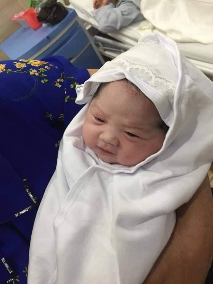 Con xin chào cả nhà 
Con tên là thị chôm ạ 
Con nặng 3,8kg 
Con sinh ở tuần 39w 
Các mẹ cứ hỏi em ăn uống gì mà con sinh TV thế mà sinh xong sữa mẹ về nhiều thế , mà con k phải ăn sữa ngoài , mẹ con có ăn gì đâu , mẹ con chỉ xem trên app và học theo thui ạ. Ủn mông cho con nhé 
TV mẹ nhiều sữa nên con ăn ngủ khì khì ra ạ . 
Ai xin vía k phải rạch của mẹ con k