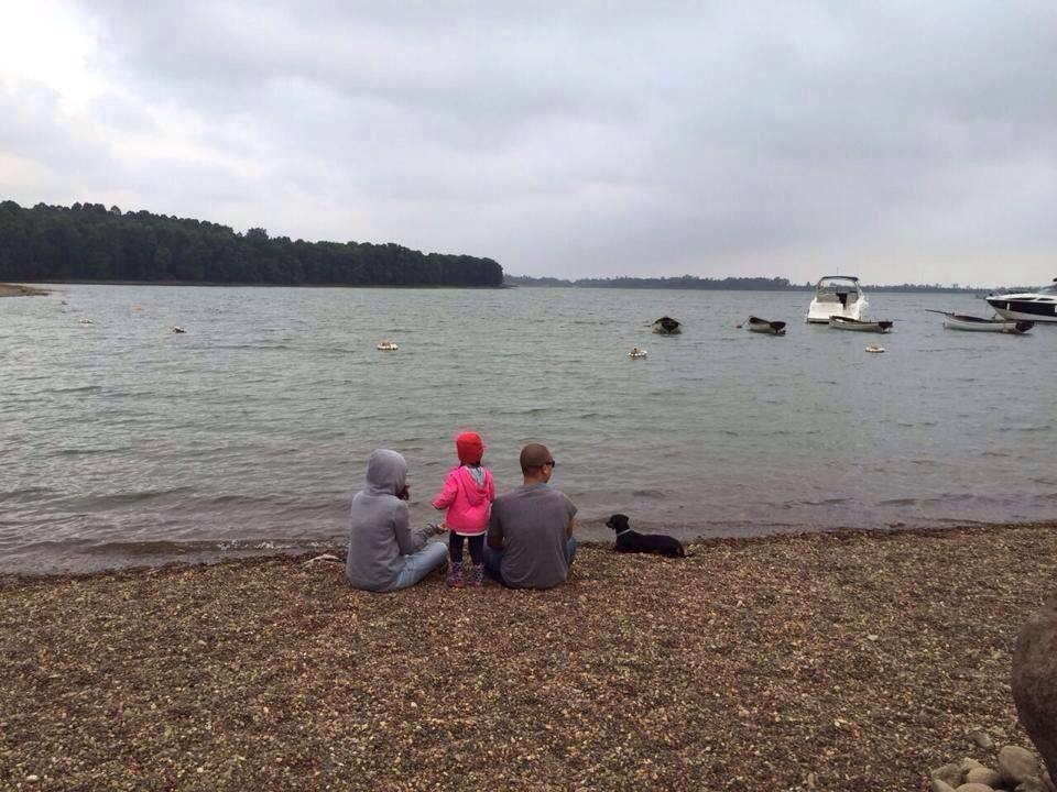 CÁCH TỐT NHẤT ĐỂ CON AN TOÀN LÀ ĐỐI MẶT VỚI NGUY HIỂM!

Chúng ta không bao bọc con được mãi, chúng ta không bế con được mãi, chúng ta không bảo vệ con được mãi, cách tốt nhất để ngăn chặn hiểm nguy là dạy con đối mặt với nó.

🚫✅ Cách tốt nhất để con an toàn

Cách đây khá lâu, có những vụ việc các em bé bị rơi từ tầng cao xuống đất và không qua khỏi. Các bậc cha mẹ hoảng hốt. Phải luôn đóng cửa lại, không để con ra ban công. Phải quây lưới ban công. Không được để vật như bàn ghế ở ban công… Tất cả những cách này đều đúng nhưng chưa đủ, chưa đảm bảo 100% trẻ được an toàn. Thế nếu nhà mình đã được rào chắn bao bọc tính toán kỹ lưỡng, nhưng trẻ sang chơi một nhà khác, gia đình đó đặt ghế ở ban công, thì sao?

Mấu chốt của việc bảo vệ cho đứa trẻ được an toàn không chỉ là ở môi trường bên ngoài, mà quan trọng hơn, nằm ở bản thân đứa trẻ. Không có bố mẹ nào có thể theo con được mãi, không có bố mẹ nào bảo vệ được con 100% nếu chính con không biết tự bảo vệ mình.

Tôi đã từng sinh sống và học tập nhiều năm ở các nước phương Tây, trong đó 5 năm nhận trông trẻ cho các gia đình khác nhau. Tôi ấn tượng với cách mà cha mẹ Tây dạy con về an toàn: Cách tốt nhất để con không gặp nguy hiểm là dạy con đối mặt với hiểm nguy. Dĩ nhiên điều này không có nghĩa là bạn mặc kệ con nhảy từ cao xuống để ngã gãy chân, cho tay vào lửa để bị bỏng.

Đối mặt nghĩa là giúp con hiểu được những nguy hiểm có thể xảy ra với con. Đối mặt nghĩa là trang bị cho con những kiến thức và kỹ năng cần thiết để tránh nguy hiểm. Điều quan trọng nhất là giúp con hiểu được cốt lõi vấn đề, hiểu hệ quả tự nhiên sẽ xảy ra nếu hành xử theo cách nào đó (nếu con lấy dao cứa vào tay con sẽ bị đứt tay), từ đó, con tự lựa chọn, quyết định, hành động để mang điều tốt cho bản thân và người khác. (Tôi cho rằng điều này đúng với mọi khía cạnh trong lĩnh vực đứa trẻ chứ không riêng gì an toàn.)

Việc của bố mẹ do vậy, không phải là kè kè bên cạnh để ngăn cấm hay bế bồng, mà là tìm mọi cách giải thích, hướng dẫn cho con hiểu và làm điều này một cách thường xuyên, kiên nhẫn, từ khi con còn bé.

Ngay từ khi 6 tháng mới bắt đầu ăn dặm, con gái tôi đã làm quen với việc dùng thìa dĩa đũa, dĩ nhiên trong sự giám sát và để ý của bố mẹ. Chưa đến 1 tuổi, cô bé được tự do lục lọi mọi đồ vật kể cả những thứ có thể gây nguy hiểm như các loại bút.

Con gái tôi cũng thường xuyên được chơi với các loại hạt nhỏ và không bao giờ nuốt. Tôi không cấm đoán con, cũng không lo lắng con chọc vào mắt, cắt vào tay hay nuốt vật nhỏ vào bụng bởi tôi đã thường xuyên trao đổi với con về việc đó và con có thể hiểu được.
Nếu con gái nhỏ của tôi không chịu đánh răng, tôi sẽ giải thích cho con là “con có thể bị sâu răng”. Nếu nói chuyện như vậy chưa đủ, tôi cho con xem hình ảnh video sâu răng phải đi nha sĩ như thế nào. Trong trường hợp con vẫn không sợ, tôi có thể đưa con đến phòng khám nha sĩ để con trực tiếp quan sát.

Nếu tôi đã làm hết cách mà con vẫn không chịu đánh răng thì sao? Tôi để con lãnh chịu hậu quả. Vì rốt cuộc, con mới là người đi cùng với chính mình cả cuộc đời và chịu trách nhiệm cho mọi lựa chọn, hành động cũng như quyết định của bản thân.

Những phụ huynh khác thường ngạc nhiên khi thấy vẻ mặt tỉnh bơ của tôi mỗi khi con trở về nhà với một vết cắn trên tay hay một vết cào xước trên mặt. Tôi không làm ầm lên với nhà trường hay trách cô giáo. Việc trẻ con có thể xô xát, cào nhau cũng là điều bình thường, những vết xước chẳng gây nguy hiểm và đó là cuộc sống – con tôi cần đối mặt.

Không có gì đáng ngạc nhiên khi con bé nhanh chóng học được bài học sinh tồn: tự bảo vệ bản thân, hét lên hay tránh ra xa khi bạn lại giành đồ chơi của mình và không ngần ngại phản ứng lại khi cần thiết. Việc bố mẹ bảo vệ quá mức và can thiệp quá sâu vào các tình huống mà trẻ có thể tự xử lý được sẽ ngăn trở khả năng thích nghi và bảo vệ bản thân của con.

🚫✅ Những hiểm nguy tinh thần

Cách đây ít lâu, tôi có một cuộc trò chuyện với những ông bố bà mẹ khác về việc nhiều trẻ nói tục, chửi bậy hay hát những bài hát không phù hợp với lứa tuổi. Dĩ nhiên, như tất cả những người làm cha mẹ, tôi mong muốn con mình có một môi trường trong sáng, lành mạnh, tử tế để phát triển. Nhưng làm gì có môi trường nào vô trùng, hoàn hảo 100%, nếu không muốn nói rằng có rất nhiều giá trị đảo lộn, phức tạp đang diễn ra ngoài kia, nơi con chúng ta phải bước ra, và sống cùng với chúng.

Tuy thế, tôi không hoang mang, lo lắng cho con hay mất niềm tin vào khả năng của bản thân và gia đình. Tôi tin rằng giá trị cốt lõi mà con có sẽ giúp con biết đưa ra những lựa chọn và quyết định đúng, phù hợp với bản thân. Chẳng hạn, ngay từ khi con gái còn bé tí, gia đình tôi đã thường xuyên cho bé nghe các dòng nhạc hay, những ca sỹ tuyệt vời để nâng cao khả năng hưởng thụ âm nhạc của con. Như vậy, sau này, những bản nhạc “sến” hay “thị trường” sẽ bị bỏ ngoài tai, đào thải, không ảnh hưởng đến con. Tương tự, khi con có những giá trị cốt lõi vững chắc, con sẽ không dễ dàng bị lung lay bởi môi trường hay bị lây nhiễm các thói xấu, tệ nạn. Giá trị cốt lõi và quan trọng nhất của gia đình tôi là gì: con có cái tâm tốt, con có hành động tốt, con là người tốt, con hiểu bản thân mình, con làm cho mình hạnh phúc và làm cho những người xung quanh vui vẻ.

Tôi tin rằng những giá trị cốt lõi của gia đình sẽ khiến con vững vàng trước bão giông và không sai đường lạc lối.

Nhìn từ ngoài vào, tôi và chồng dành nhiều thời gian, công sức và cả tiền bạc cho con. Tôi sắp xếp công việc để đón con sớm, dành thời gian tối đa cho con buổi tối và các cuối tuần. Tôi sẵn sàng đầu tư cho con học trường quốc tế từ nhỏ. Nhưng điều quan trọng nhất đối với chúng tôi không phải là con bé trở thành ông này, bà nọ, kiếm được bao nhiêu tiền. Điều quan trọng nhất là con trở thành một người tử tế và tinh thần tích cực – đó là giá trị hạnh phúc mà không điều gì như quần áo, tiền bạc hay vẻ ngoài có thể đem lại được.

Bằng cách nào giá trị mà tôi coi trọng thấm nhuần vào con gái của chúng tôi? Đơn giản là tôi làm nó, tôi sống với những gì mà tôi coi trọng. Tôi cười với những em nhỏ, giúp đỡ một cụ già, mang nước cho chị lao công. Tôi không cần khoe với ai đó là tôi đang làm điều tốt, cũng không cần bảo con là “con phải làm A, B, C, X, Y, Z” Đơn giản là tôi sống và hành xử đúng như những giá trị mà tôi coi trọng và hạnh phúc với điều đó. Tôi tin rằng khi có giá trị cốt lõi và vững chắc của gia đình, không có điều gì ở bên ngoài có thể khiến con sai đường lạc lối.

🚫✅ Tôi đã mất bao nhiêu thời gian để dành thời gian cho con?

Dĩ nhiên, sẽ không có giá trị cốt lõi nào hết và cũng chẳng có sự bền vững nào hết trong những điều mà ta mang tới cho con cái nếu không có một thứ: thời gian.

Tôi thường sắp xếp để có thể đón con sớm, về nhà đưa con đi bơi, chơi cùng con. Chúng tôi cũng thường xuyên cùng nhau đưa con đi học và đón con về. Mọi người có thể ghen tị khi thấy gia đình tôi có thể dành được nhiều thời gian cho con, nhưng ít ai biết rằng, đó là cả một chặng được dài. Rất nhiều thời gian chúng tôi đã bỏ ra, rất nhiều công sức sắp xếp và cả nhiều sự hi sinh nữa để chúng tôi có thêm 1, 2 tiếng về sớm đón con mỗi ngày. Hành trình đó bắt đầu từ trước khi tôi có con.

Thời gian bố mẹ dành cho con không biến con thành một em bé phụ thuộc và trở nên tự lập, vui vẻ để tận hưởng cuộc sống của con.

Tôi có niềm đam mê bẩm sinh với trẻ con đến nỗi tôi cho rằng mình đã sẵn sàng về cả thể chất, tâm lý, tinh thần để sinh con từ lúc tôi 18 tuổi. Nhưng đến tận 10 năm sau đó, con gái tôi mới chào đời. Bởi vì tôi cần chắc chắn về việc chọn một người bạn đời phù hợp, cùng chung các giá trị. Bởi vì tôi đã dành 5 năm bên nhau để trao đổi, tranh luận, thậm chí cãi nhau nảy lửa về mọi vấn đề trong cuộc sống, về cách chúng ta sẽ dùng tiền, về việc sinh con, về sắp xếp công việc sau khi sinh, về sự nghiệp của cả hai, về quan điểm nuôi dạy con như thế nào… Tôi hiểu rằng cuộc hôn nhân không đơn giản như khi ta cãi nhau về một bộ phim định xem hay một quán cà phê để hẹn hò, có nhiều vấn đề to tát hơn mà ta phải đồng quan điểm, đồng giá trị từ trước khi cưới, như việc nuôi dạy một đứa con như thế nào, hay như niềm tin rằng thời gian cho con là điều tối quan trọng.

Và để có thời gian dành cho con đó cũng như giữ hạnh phúc gia đình, trong cuộc hôn nhân, người chồng và vợ đều lần lượt chủ động hi sinh những nhu cầu và mong muốn nhất thời của bản thân, vì lợi ích chung của cả gia đình. Chẳng hạn, chồng tôi làm nghề thiết kế và anh ấy rất muốn mở công ty riêng. Nhưng anh đã lùi lại một bước, để tôi khởi nghiệp trước, bởi “phụ nữ có thì”. Anh chọn đi dạy, để có thời gian linh hoạt cho con. Còn tôi, thay vì làm yên vị ở một công ty lớn nào đó, lại chọn con đường mở công ty riêng, bởi dù vất vả áp lực, tôi có thể tự sắp xếp được thời gian của mình cho con. Đằng sau 1 tiếng đón con sớm của vợ chồng tôi, bạn có thể thấy một hành trình dài.

Còn tôi biết rất rõ rằng, nuôi dạy con cái, một cuộc hôn nhân, hay bất cứ điều gì trong cuộc đời, đều cần phải làm việc cật lực và không từ bỏ dù một giây, một phút nào. Ngày nào chúng ta cũng phải chăm chút, phải nỗ lực, phải kiên nhẫn – tất nhiên đính kèm rất nhiều mệt mỏi nữa – nhưng đổi lại là rất nhiều khoảnh khắc hạnh phúc với gia đình và với đứa con của mình.

---------

Mẹ Phi (Hạnh Nguyên ghi).