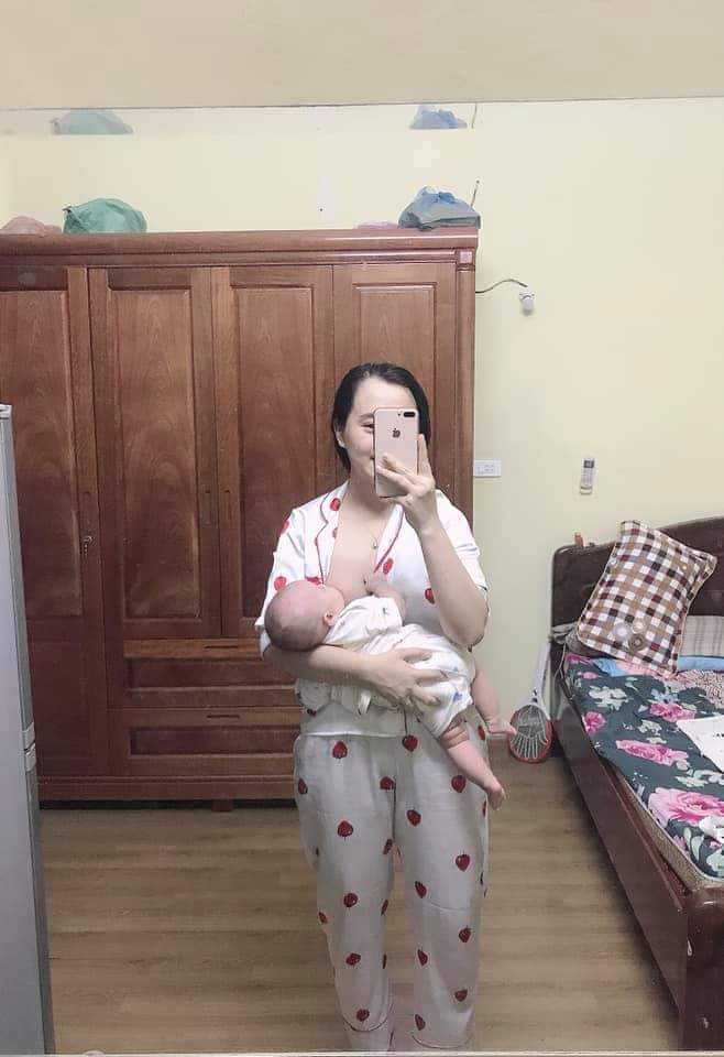 🐁🐁🐁Bây giờ là 12:40 đêm tại nhà em 🐹🐹🐹

Con em sống ở Việt Nam nhưng sinh hoạt theo giờ Mỹ 🤣🤣🤣 
K biết nhà các mom thế nào chứ nhà em thì oải lắm rồi, cứ tuần 2,3 ngày con lại ngủ ngày cày đêm. Lúc bầu bì lúc nào cũng dặn lòng sau này mình sẽ là mẹ bỉm sữa xinh đẹp giờ thì chỉ cần người không bốc mùi là được rồi 😂😂😂