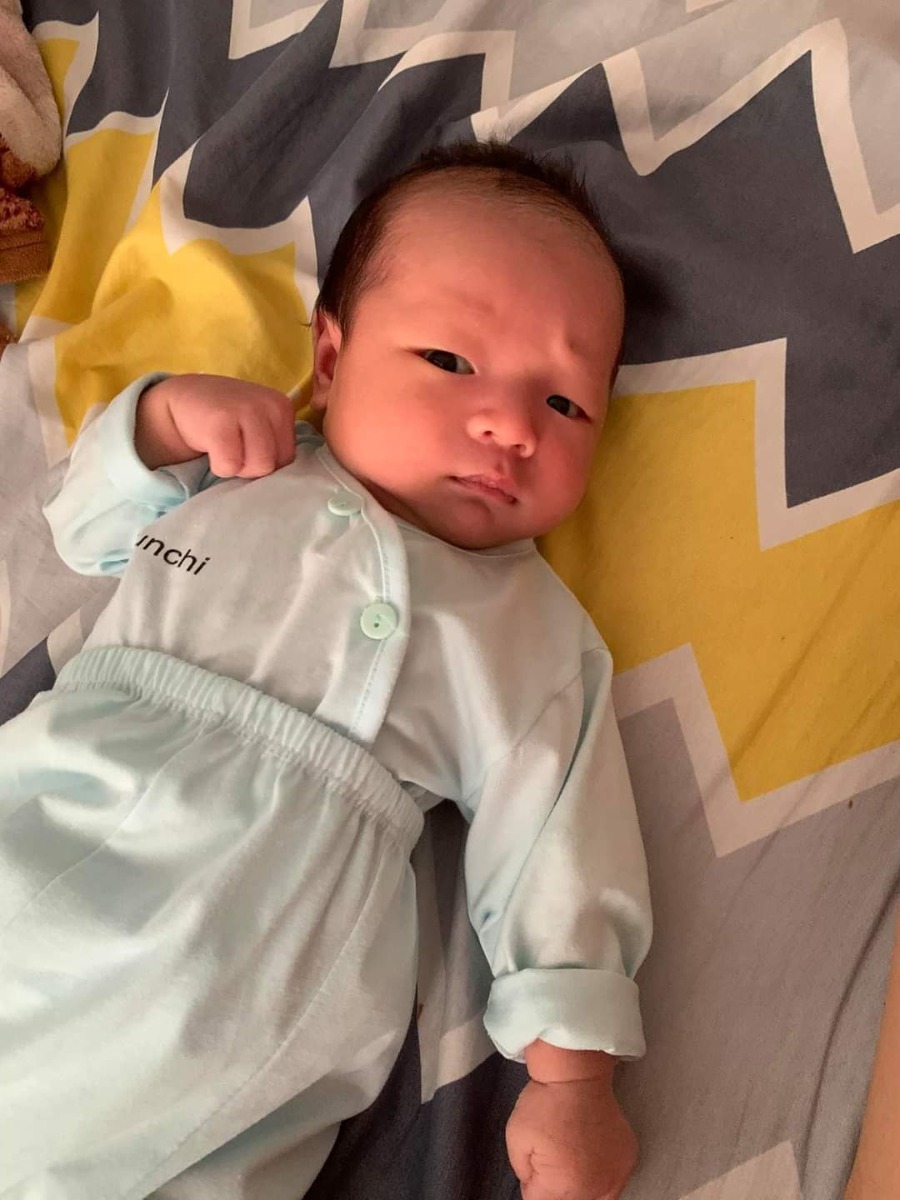 Các bạn năm tí có ai thích chu mỏ chuột ko ah. Cháu tên 🦀, 2 ngày nữa là đc tròn 1 tháng, trv cứng cáp ngày thứ 8 cháu đã ngóc được đầu lên mấy giây rồi ạ.
Cháu nb 3,5kg - nay 1m đc 5kg2. Mong đc làm quen với các bạn chuột nữ ạ 😘