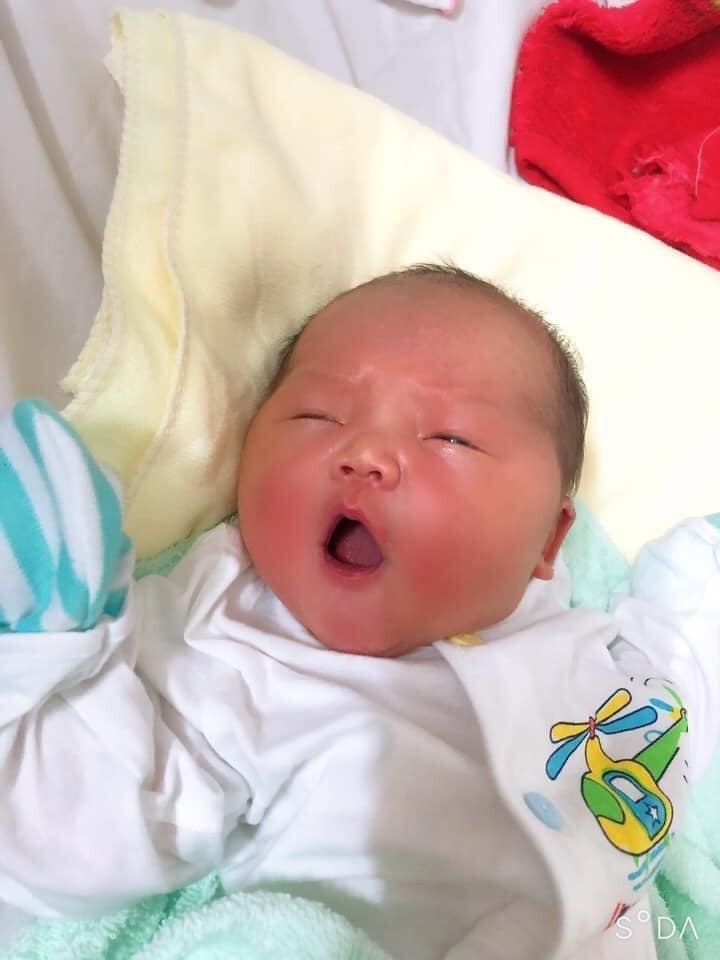 Con chào các mẹ . Mẹ con sinh mổ con 3.9 kg ở tuần 38 này ạ 
Tập 1 mổ em 10 ngày sau mới có sữa , tập 2 mổ nửa ngày sữa về rồi . 😍 Tv sữa lại nhiều cho cả phòng ấy 
Bé bú nhiều tv ngủ ngoan k quấy khóc gì , mẹ nhàn lại đi hút sữa 😊😊
Các mẹ ủn mông cho con nhé