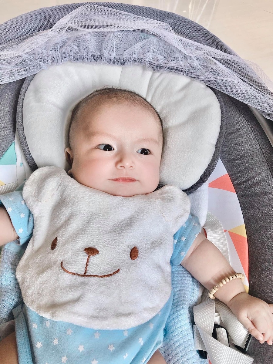 Tớ là chuột đực nhé, mẹ cho mặc đồ hơi giống chuột cái tí thôi 😅😂