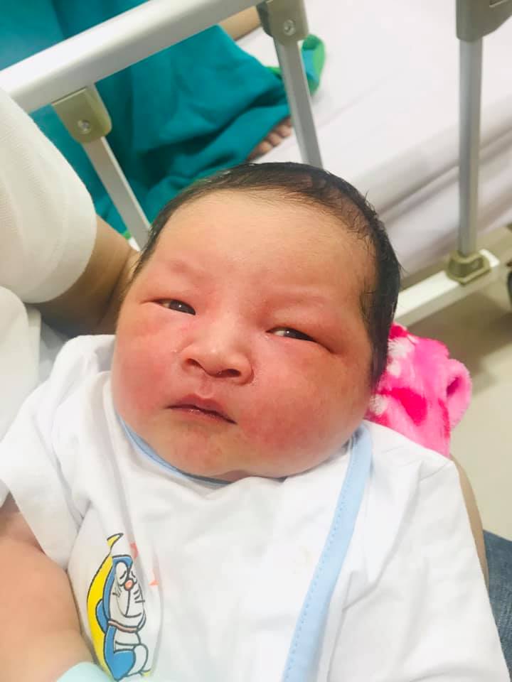 Khoe tí ạ... đây là cục yêu của mình 😘
Bé trai chào đời ngày 22/3/2020
Tên: Doji ❤️
Newborn: 4kg550- dài 62cm ai cũng bảo là nhầm chiều cao, nhưng mình đã đo trong tháng vẫn số đó. Có mom nào như mình ko?