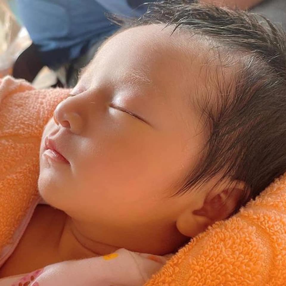 Mũi con đẹp tự nhiên không có sửa ha 😆 Mũi Châu Á vẫn có cửa ha 😍
Mom xin vía mát lắm nha, với nhớ thai giáo đều cho con mỗi tối nha 😍🥰