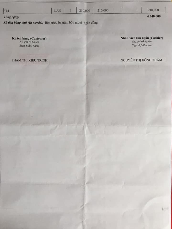 REVIEW ĐẺ TẠI QUỐC TẾ SÀI GÒN SIH

Mình nhập viện lúc tối 25/7 trong tình trạng rỉ ối từ trưa nhưng ỷ lại vì hôm trước cũng bị đi khám bs bảo chỉ là huyết trắng và mình còn 13 ngày nữa mới sanh, quê ở Tiền Giang nên chiều đến phòng khám gần nhà thì được bs bảo đi viện gấp, mình theo bs của bv Từ Dũ nhưng chọn sinh bên sih vì sợ TD quá tải. Vào viện đi thẳng phòng cấp cứu, mình rất khoẻ nha các mom, không đau gì cả, bụng cũng gọn, vào cc được các chị y tá tư vấn rất nhiệt tình, khám lại tất tần tật, đóng 4tr340 để xét nghiệm trước sinh. Tầm 22h giờ được đưa vào phòng chờ sanh, nằm đây không có người nhà, người nhà nhận phòng. Ở phòng chờ sanh được đo tim thai liên tục, đươc cầm đt theo thoải mái, đói được ra ngoài gặp người nhà ăn nhưng không được đi quá lâu, vì mình bị rỉ ối nên y tá dặn không được đi lại nhiều. Ngoài đo tim thai thì tầm 2h sẽ được khám trong 1 lần. 23h hơn mình bắt đầu râm râm như đau bụng kinh, tầm này chịu được, vừa ăn  khuya vừa chơi đt. Càng về sau cơn đau càng dồn dập và đau hơn, 4-5 phút đau 1 lần đến 5h sáng mình vẫn mở được 2-3 phân thôi, chịu không nổi mình xin tiêm gây tê màng cứng mặc dù nghe đồn sẽ rất ảnh hưởng về sau. Tiêm vào là như tiên luôn, hết đau nhưng ngủ li bì. Tiêm rồi mình được chuyển qua phòng sanh và lúc này người nhà được vào. Mình chờ nở đủ phân và đầu bé xuống thấp đến 14h30 bs mình yêu cầu tới. Tiêm gây tê màng cứng mà rặn đẻ không cảm giác luôn. Bé mình chào đời lúc 14h30 26/7 sanh thường.
- Đội ngũ y bác sĩ, lau công, bảo vệ mọi người đều rất ok nhưng theo người nhà mình thì do mình yêu cầu bs ngoài nên 1 số y tá làm việc cùng bác có vẻ không thích. Nhưng được cái là y tá luôn gọi cho bs của mình để nói tình hình cho bác và hối thúc bác. Mỗi ngày đều có bs thăm khám mẹ và bé, hỗ trợ nhiệt tình do mình không có sữa về kịp, sữa về thì bị tắt tia. Bs y tá ở đây luôn ưu tiên bé bú mẹ.
- Thức ăn ngon miệng, nhiều. Một mình mình ăn không hết. Tuy nhiên người nhà gọi riêng thì giá hơi đắc. 
- Phòng ốc sạch sẽ, mỗi ngày đều thay ga, áo cho mẹ, lấy rác, dọn wc,...
- Mỗi ngày được phát 6 miếng tả monny, 2 hộp sữa tươi và 6 chai nước suối. 
- Mình chọn sinh thường 14tr5, nâng cấp phòng vip 2, xét nghiệm trước sinh, bé mình bị rỉ ối lâu nên nằm dưỡng nhi 1 ngày, chích kháng sinh 5 ngày nên mình ở viện 5 ngày, tổng của mình 35tr.
Tóm lại là rất hài lòng, phấn đấu tập sau chọn sanh ở đây nữa. 👍