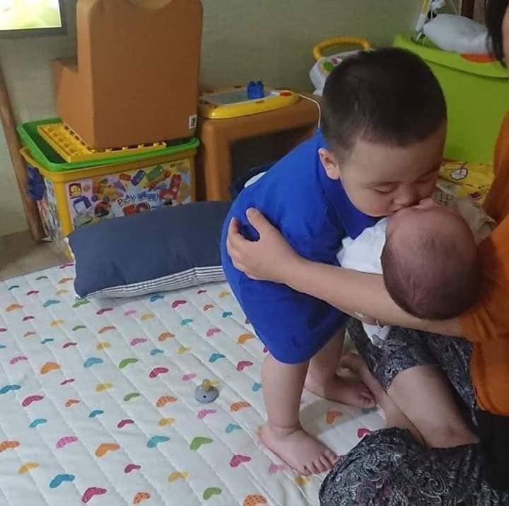Mẹ đẻ thêm đi để con trông em cho nè, cưng xỉu 😍😍😍😍
