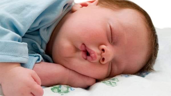 VIÊM TIỂU PHẾ QUẢN - VÌ ĐÂU NÊN NỖI...
.................................................
Em bé 9 tháng, ấy thế mà tiền sử ốm đau cũng đáng nể, 4 lần nằm viện vì viêm tiểu phế quản. Mẹ cháu nói, sau lần đầu tiên bị khó thở phải nằm viện lúc 3 tháng vì viêm tiểu phế quản nên hễ cháu ho là mẹ cháu lo lắm, cho đi khám và uống kháng sinh luôn nhưng cháu vẫn không khỏi, vẫn phải nằm viện. Lần này không nằm viện nhưng cháu cứ ho - khò khè chục hôm nay rồi, đã đổi 2 loại thuốc.

Mẹ nào đã có con từng bị viêm tiểu phế quản sẽ hiểu cái ho của bé dai dẳng cỡ nào, hay tái phát cỡ nào. Nếu trong đầu luôn muốn làm sao cắt cái ho cho nó luôn và (tìm thuốc đặc trị) thì em bé thường xuyên phải uống kháng sinh và nằm viện như vậy.

Viêm tiểu phế quản nó là viêm các phế quản nhỏ trong phổi, đặc trưng bởi những đợt ho, khò khè. Đôi khi em bé khò khè nhiều đến mức mẹ bế bé có thế nghe thấy bằng tai và sờ tay vào lưng đôi khi thấy rung cả tay.

Chẩn đoán bệnh này nên để bác sĩ. Nếu bác sĩ không có kinh nghiệm rấ dễ chẩn đoán nhầm thành viêm phế quản phổi hay viêm phổi. Đôi khi bs chẩn đoán viêm tiểu phế quản rồi nhưng điều trị không khác gì viêm phổi. Nghĩa là dù viêm tiểu phế quản hay không cũng quất kháng sinh, chống viêm như nhau. Trước đây tổ chức y tế thế giới cho phép những nước nghèo, lạc hậu khi chẩn đoán viêm tiểu phế quản có thể điều trị kháng sinh như viêm phổi.

Thực tế thì rất nhiều nơi hiện nay bs lạm dụng kháng sinh để điều trị bệnh này. Đôi khi bs kê chỉ để (yên tâm phụ huynh) và (an toàn) cho chính bs. Phụ huynh thì thiếu kiến thức nên (thiếu niềm tin) vào bs. Đã có những phụ huynh tôi tư vấn nhiều lần đến mức (phát chán) và nghĩ rằng (chúng ta không thuộc về nhau) khi họ cố tình không hiểu rằng bs không kê thuốc để dập tắt cái ho đó là vì tốt cho em bé, và mong phụ huynh đó đừng khám mình nữa để đỡ mất thời gian của nhau. Nhưng vì thương em bé nên bác sĩ luôn nói câu (lần cuối bác tư vấn, tất cả những gì bác sắp nói là chân thành còn mẹ cháu tin hay không là tùy....), nếu mẹ nào từng nghe bác sĩ nói vậy nghĩa là bác sĩ không muốn khám lại nữa. Phần mềm thống kê cho thấy chỗ phòng khám của tôi thì tỉ lệ trẻ phải dùng kháng sinh chỉ cỡ 10% - 20% trên tổng số lần mắc bệnh, tùy từng mùa.

Thôi thì viết lại bài này cho phụ huynh nào có nhu cầu đọc để thực hành nuôi con tốt hơn, con khỏe - mẹ vui!

PHỤ HUYNH HỎI, BÁC SĨ TRẢ LỜI

🍭 Hỏi: Nguyên nhân gây viêm tiểu phế quản là gì?

- BS: Viêm tiểu phế quản thường được gây ra bởi virus hợp bào hô hấp (RSV). Các vi-rút gây ra cúm và cảm lạnh thông thường cũng có thể gây viêm tiểu phế quản. Viêm tiểu phế quản có thể lây từ người sang người qua ho, hắt hơi hoặc tiếp xúc gần. Vi trùng có thể được để lại trên các đồ vật như tay nắm cửa, giường, bàn, và đồ chơi. Con bạn có thể bị nhiễm bệnh bằng cách đưa các vật mang virus vào miệng. Con của bạn cũng có thể bị nhiễm bệnh bằng cách chạm vào các vật mang virus và sau đó dụi mắt hoặc mũi.

🍭 Hỏi: Điều gì làm tăng nguy cơ con tôi bị viêm tiểu phế quản?

- BS: Viêm phế quản thường xảy ra với trẻ dưới 2 tuổi, thường là vào mùa thu, mùa đông hoặc đầu mùa xuân. Con bạn có thể bị nhiễm RSV từ anh chị em ở độ tuổi đi học hoặc tại một trung tâm giữ trẻ. Bất kỳ điều nào sau đây có thể làm tăng nguy cơ mắc bệnh viêm phế quản của con bạn:

- Sinh non hoặc nhẹ cân
- Trẻ bị suy giảm miễn dịch
- Trẻ mắc bệnh tim bẩm sinh
- Được nuôi bằng sữa công thức, hoặc ít hoặc không được ăn sữa mẹ.
- Tiếp xúc với khói thuốc lá, thuốc lào.
- Gia đình có người bị cúm.

🍭 Hỏi: Con tôi bị viêm tiểu phế quản thì thường ho kéo dài bao lâu?

- BS: Viêm tiểu phế quản bắt đầu như cảm lạnh thông thường. Một số triệu chứng, chẳng hạn như ho, có thể kéo dài hai đến ba tuần.

🍭 Hỏi: Tôi sợ để con ho lâu sẽ (xuống phổi) thành viêm phổi?

- BS: Đây là câu hỏi mà bs cũng thường xuyên gặp nhất. Cần hiểu rằng ho là biểu hiện của bệnh nào đó chứ không phải là (bệnh ho). Ho nhiều hay ho ít không phản ánh độ nặng của bệnh. Không phải là ta chữa (cái ho) mà cần chữa nguyên nhân ho thì ho sẽ hết. Không phải là (để con ho lâu) sẽ (xuống phổi) thành viêm phổi như nhiều người nghĩ.

🍭 Hỏi: Có nên cho con tôi uống các thuốc để giảm bớt ho?

- BS: Không, tuyệt đối không nên. Trong trường hợp này thì ho là tốt, là cần thiết để tống đờm rãi trong phế quản ra để làm sạch đường hô hấp, vì vậy đừng uống thuốc để giảm ho đi.

🍭 Hỏi: Tôi cho bé uống kháng sinh sớm có dự phòng được biến chứng như viêm phổi hay viêm tai không?

BS: Nguyên nhân viêm tiểu phế quản thường do virus chiếm đến 80% nên kháng sinh sớm không ích gì. Các nghiên cứu chỉ ra rằng trong nhiễm trùng đường hôi hấp do virus thì uống kháng sinh sớm không rút ngắn thời gian khỏi bệnh và không ngăn biến chứng viêm phổi xảy ra. Tuy nhiên nếu bs khám thấy con bạn bị bội nhiễm hay đồng nhiễm vi khuẩn thì có thể kê kháng sinh. Bạn nên thảo luận cùng bs của mình để có hướng điều trị tốt nhất.

🍭 Hỏi: Con tôi bị viêm tiểu phế quản có thể điều trị tại nhà?

- BS: Phần lớn trẻ bị VTPQ có thể điều trị tại nhà dưới sự hướng dẫn của bs. Một số ít cần nhập viện nếu ở thể nặng.

🍭 Hỏi: Khi nào con tôi cần nhập viện điều trị?

Khi con bạn có 1 trong các dấu hiệu sau cần gọi ngay cho bs của bạn hoặc cho bé đến bệnh viện:

- Trẻ thở rất nhanh (60 đến 70 lần trở lên trong 1 phút) hoặc ngừng thở ít nhất 15 giây
- Nghe thấy tiếng thở rên
- Lỗ mũi phập phồng khi hít vào
- Da, môi nhợt nhạt hoặc hơi xanh.

- Phần dưới lồng ngực bé lõm mạnh khi thở

- Trẻ biếng ăn hay quấy khóc hơn bình thường.

- Trẻ ngủ nhiều hơn bình thường, hoặc khó đánh thức khi ngủ.

🍭 Hỏi: Phòng bệnh cho con tôi như thế nào?

- BS: Cũng giống như phòng bệnh đường hô hấp khác đó là: Thường xuyên rửa tay người chăm sóc bằng xà bông, không thơm môi thơm miệng trẻ, tránh khói thuốc là thuốc lào, tránh những người bị cúm hay ho - sốt, khuyến khích bú mẹ càng lâu càng tốt.

Chúc các phụ huynh (chân cứng đá mềm) trong hành trình chăm con mỗi khi con ốm và bs luôn đồng hành cùng các bạn nhỏ!