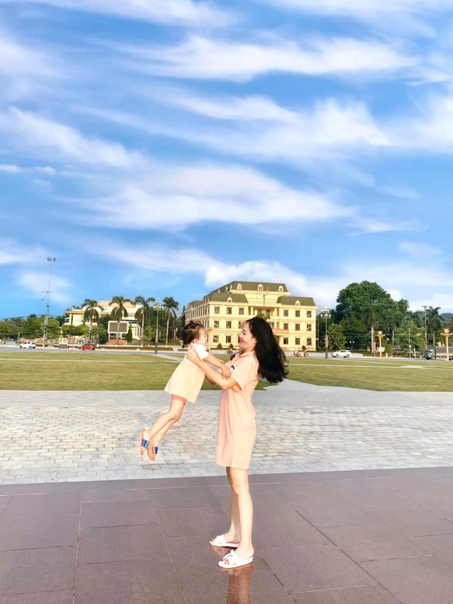 Cách đây hơn 1 năm Tôi gần như không dám ra khỏi nhà, đi đâu cũng sợ những lời dị nghị, rèm pha rằng " TÔI LÀ ĐÀN BÀ BỎ CHỒNG ". Cuộc sống đối với Tôi lúc ấy bế tắc vô cùng, công việc không có, tiền không có, nuôi con nhỏ, Tôi phải sống bám vào Bố Mẹ đẻ. 

Cảm ơn biến cố cuộc đời hơn 1 năm trước đã khiến Tôi trở thành cô gái có ý chí và nghị lực hơn. Tôi đã thoát khỏi vỏ bọc nhu mì, Tôi mạnh dạn kinh doanh, rất may mắn Tôi đã chọn cho mình 1 công ty tốt, rất đông những người kinh doanh online như Tôi, Tôi không còn cô đơn như trước. Tôi đã từng tự ti về tiếng bỏ chồng nhưng giờ Tôi nhận ra giá trị ở bản thân mình.

Trên chặn đường ấy, một thân một mình chắc chắn bạn sẽ không tránh khỏi những thương tổn cả thể xác lẫn tâm hồn. Nhưng một khi bạn đã chọn con đường ấy thì dù nó có khó khăn thế nào chỉ cần bạn giữ vững lòng tin và nghị lực, biến chúng thành công cụ để mài giũa bản thân thì mọi khó khăn cũng chỉ là thử thách mà thôi. 

Đàn bà hơn nhau không phải ở tấm chồng mà là SỰ TỰ TI, TỰ CHỦ VỀ KINH TẾ. Giờ đây Tôi thấy yêu bản thân mình hơn, sống một cuộc sống bình thường, mua những món đồ mình thích, có thể tự lo cho Cô Gái Nhỏ của mình, chẳng phải đang hạnh phúc hay sao.....