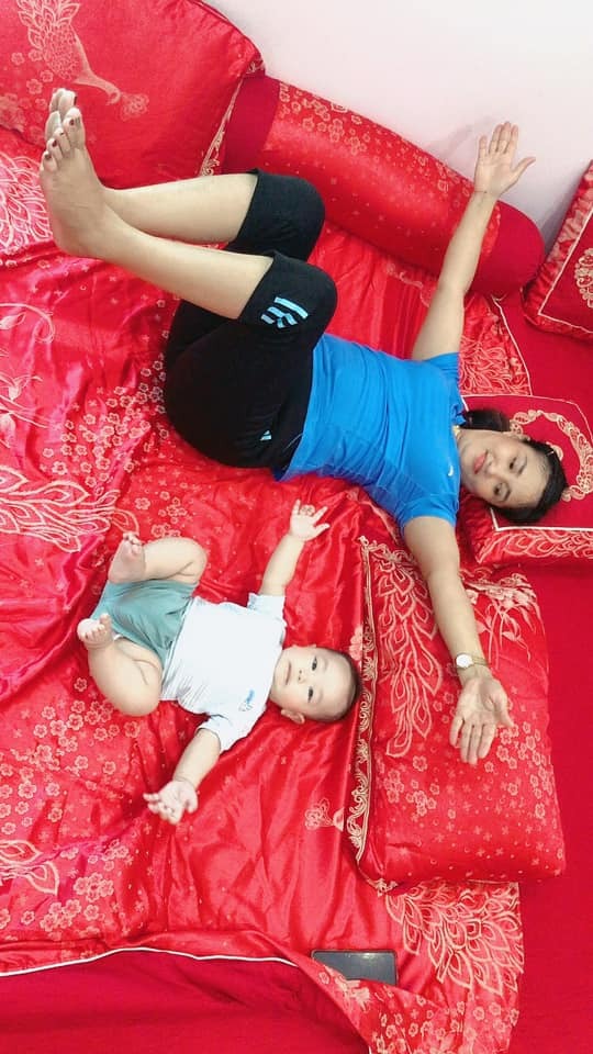 Đây là mẹ và con trai 5 tháng tuổi của tớ khi mùa dịch đến😊 bà ngoại vốn dĩ là giáo viên yoga nhưng do dịch nên lớp bà phải tạm nghỉ, ở nhà buồn quá nhớ nghề nên bà mang cháu ra dạy yoga😊😊
Cre: Ngọc Vy