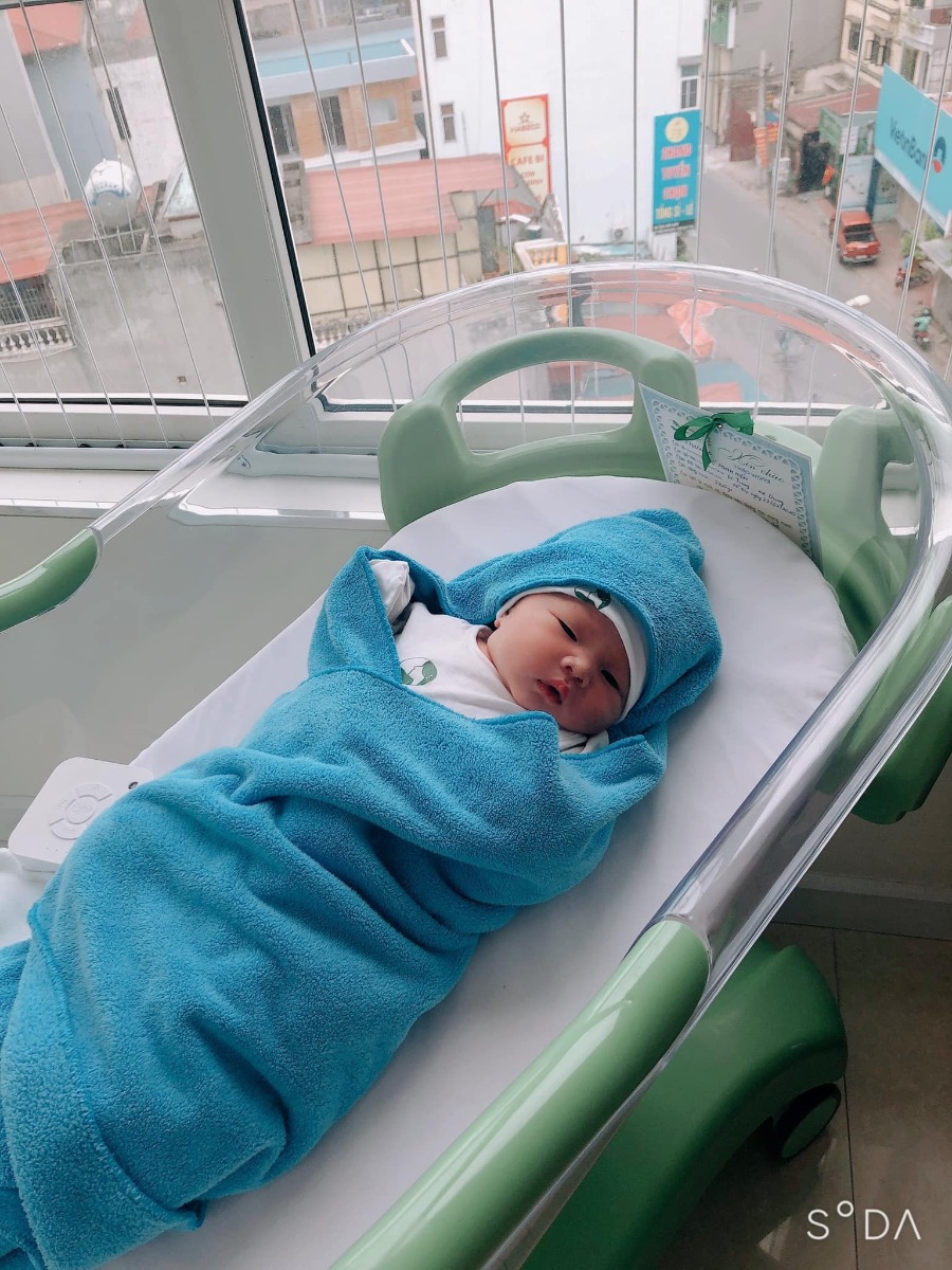 Hành trình đi nghỉ dưỡng đón e Tý về ❤️
Chiều 30/7 đi siêu âm bsi bảo e Tý kg nặng trộm vía 3,8kg , dkld 99 và mẹ có u xơ nên mổ cho an toàn nên bố Tý quyết định chọn mai ngày đẹp mổ đón Tý ra cho an toàn hai mẹ con. 🥰
Hành trình vào phòng mổ :
Sáng mẹ nhịn ăn uống từ 7h sáng. 8h hai vc lật đật lên viện làm thủ tục chiều mổ. 
Quá trình vào phòng mổ do lần đầu đẻ a Đô đẻ thường nên ko có kinh nghiệm đẻ mổ. Vào phòng mổ run rẩy, mặt tái mét. Nhưng được các bạn y tá, điều dưỡng nắm tay động viên, hỏi chuyện mấy câu là thấy tiếng oe oe của e Tý rồi. Do phải bóc u xơ nên phải ở lại thêm 1 chút, sợ mình căng thẳng nên quá trình áp da các bạn y tá điều dưỡng lại nói chuyện vs mình, nựng e bé cho mẹ quên đi cảm giác bsi đang lạch cạch dao kéo.
❤️❤️❤️
Phòng lưu viện 
Cả 3 ngày lưu viện mẹ chỉ việc nằm dưỡng sức. Thay bỉm, con ti sữa chỉ cần ấn chuông là các cô xuất hiện chăm sóc con ngay. 
Mẹ và con được thăm khám mỗi ngày. Được chăm sóc nhẹ nhàng, nhiệt tình, chu đáo.
Nói có lần sau mình vẫn chọn Thu Cúc 🥰🥰
Nguồn: Dung Tran