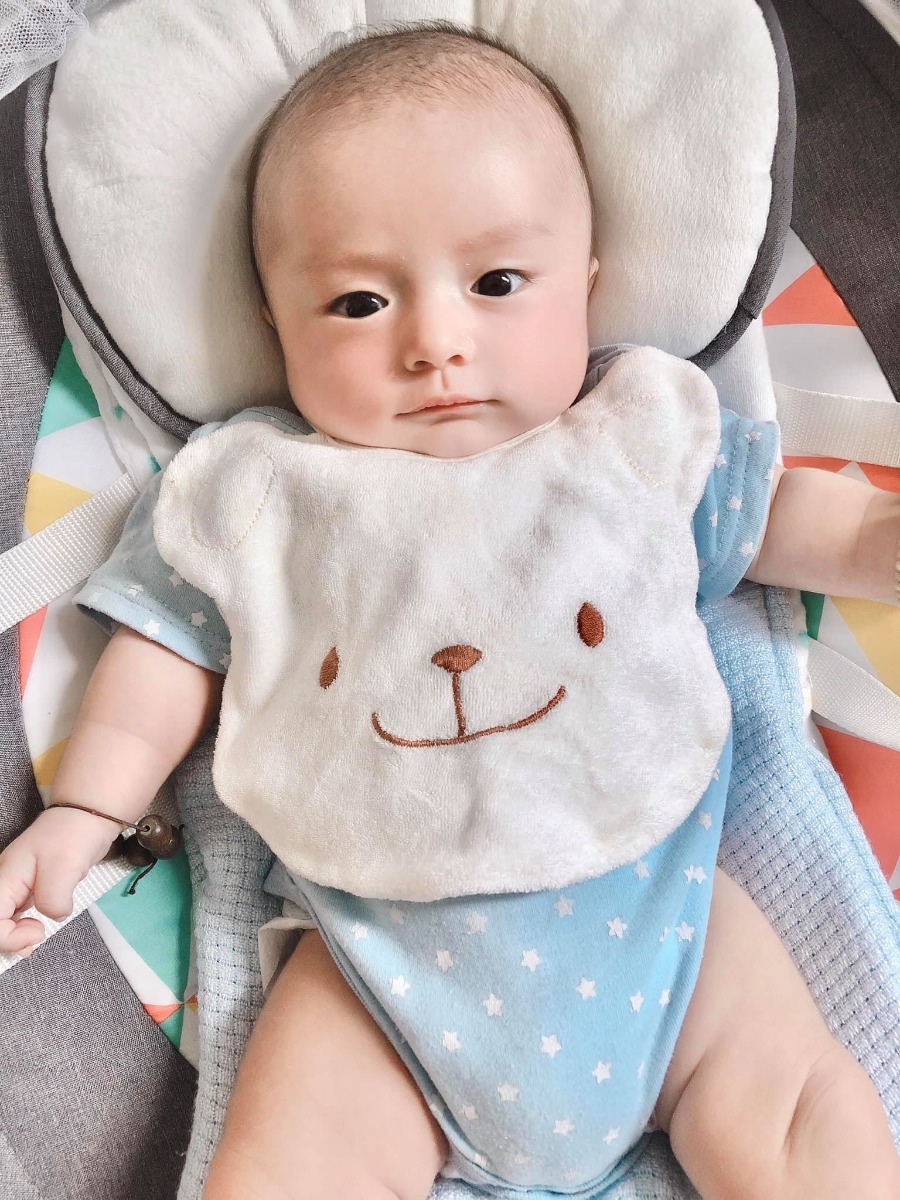 Tớ là chuột đực nhé, mẹ cho mặc đồ hơi giống chuột cái tí thôi 😅😂