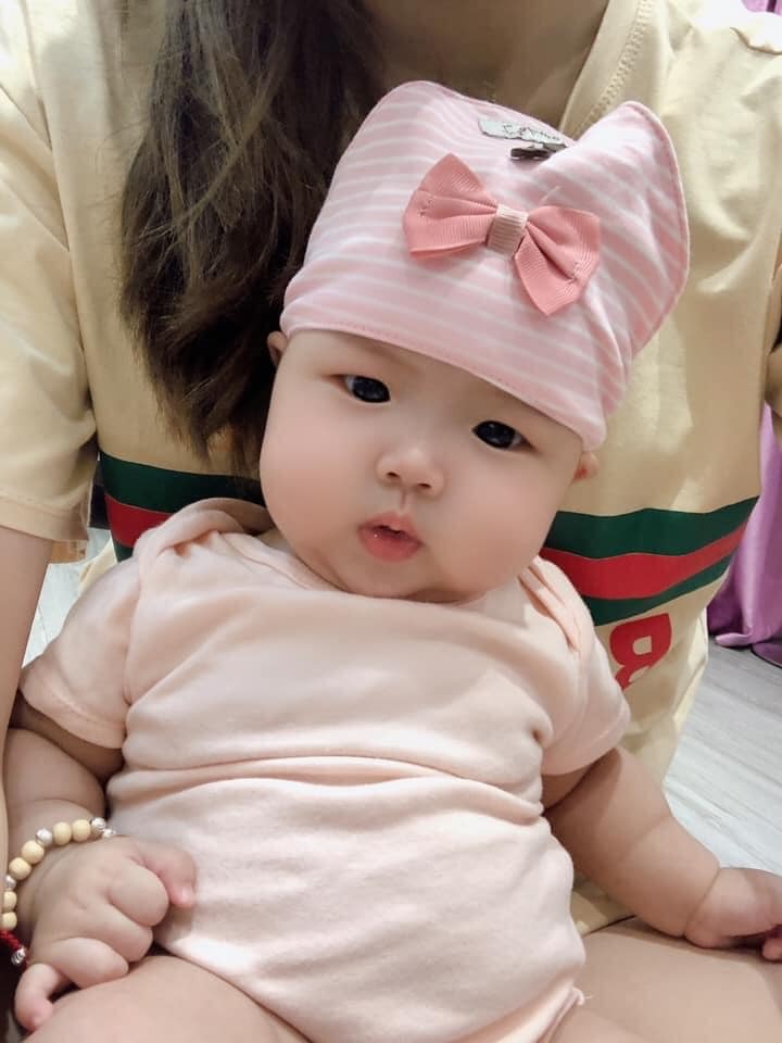 Cục vàng nhà e đây ạ 😋 luyện easy từ bé tí. ăn bao nhiêu cũng vào sữa cho cô chuột này đây ạ 😝 nb 3,6kg 4m 9kg rồi ạ .. 1 tháng hết kha khá tiền bồi bổ lợi sữa cho em 😋😋 trộm vía háu đói ngủ ngoan lắm ạ . Các mẹ khoe con gái đi 🥰♥️