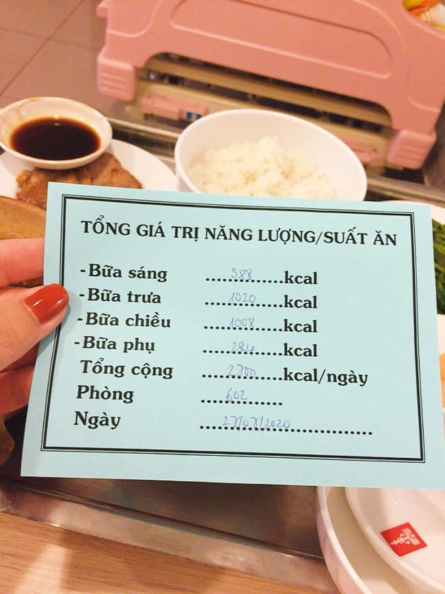 REVIEW ĐẺ TẠI QUỐC TẾ SÀI GÒN SIH

Mình nhập viện lúc tối 25/7 trong tình trạng rỉ ối từ trưa nhưng ỷ lại vì hôm trước cũng bị đi khám bs bảo chỉ là huyết trắng và mình còn 13 ngày nữa mới sanh, quê ở Tiền Giang nên chiều đến phòng khám gần nhà thì được bs bảo đi viện gấp, mình theo bs của bv Từ Dũ nhưng chọn sinh bên sih vì sợ TD quá tải. Vào viện đi thẳng phòng cấp cứu, mình rất khoẻ nha các mom, không đau gì cả, bụng cũng gọn, vào cc được các chị y tá tư vấn rất nhiệt tình, khám lại tất tần tật, đóng 4tr340 để xét nghiệm trước sinh. Tầm 22h giờ được đưa vào phòng chờ sanh, nằm đây không có người nhà, người nhà nhận phòng. Ở phòng chờ sanh được đo tim thai liên tục, đươc cầm đt theo thoải mái, đói được ra ngoài gặp người nhà ăn nhưng không được đi quá lâu, vì mình bị rỉ ối nên y tá dặn không được đi lại nhiều. Ngoài đo tim thai thì tầm 2h sẽ được khám trong 1 lần. 23h hơn mình bắt đầu râm râm như đau bụng kinh, tầm này chịu được, vừa ăn  khuya vừa chơi đt. Càng về sau cơn đau càng dồn dập và đau hơn, 4-5 phút đau 1 lần đến 5h sáng mình vẫn mở được 2-3 phân thôi, chịu không nổi mình xin tiêm gây tê màng cứng mặc dù nghe đồn sẽ rất ảnh hưởng về sau. Tiêm vào là như tiên luôn, hết đau nhưng ngủ li bì. Tiêm rồi mình được chuyển qua phòng sanh và lúc này người nhà được vào. Mình chờ nở đủ phân và đầu bé xuống thấp đến 14h30 bs mình yêu cầu tới. Tiêm gây tê màng cứng mà rặn đẻ không cảm giác luôn. Bé mình chào đời lúc 14h30 26/7 sanh thường.
- Đội ngũ y bác sĩ, lau công, bảo vệ mọi người đều rất ok nhưng theo người nhà mình thì do mình yêu cầu bs ngoài nên 1 số y tá làm việc cùng bác có vẻ không thích. Nhưng được cái là y tá luôn gọi cho bs của mình để nói tình hình cho bác và hối thúc bác. Mỗi ngày đều có bs thăm khám mẹ và bé, hỗ trợ nhiệt tình do mình không có sữa về kịp, sữa về thì bị tắt tia. Bs y tá ở đây luôn ưu tiên bé bú mẹ.
- Thức ăn ngon miệng, nhiều. Một mình mình ăn không hết. Tuy nhiên người nhà gọi riêng thì giá hơi đắc. 
- Phòng ốc sạch sẽ, mỗi ngày đều thay ga, áo cho mẹ, lấy rác, dọn wc,...
- Mỗi ngày được phát 6 miếng tả monny, 2 hộp sữa tươi và 6 chai nước suối. 
- Mình chọn sinh thường 14tr5, nâng cấp phòng vip 2, xét nghiệm trước sinh, bé mình bị rỉ ối lâu nên nằm dưỡng nhi 1 ngày, chích kháng sinh 5 ngày nên mình ở viện 5 ngày, tổng của mình 35tr.
Tóm lại là rất hài lòng, phấn đấu tập sau chọn sanh ở đây nữa. 👍