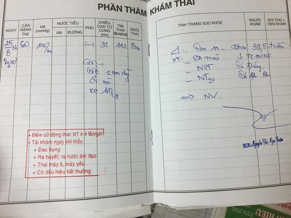 NHẬT KÝ KỶ NIỆM BỐN NĂM NGÀY ĐI ĐẺ Ở TỪ DŨ 😊
Bây giờ thì em mới đẻ đứa thứ 2 xong ạ 😁
Chứ bây giờ mà kiu e nhớ lại đẻ đứa đầu sao thì em xin thua 😂
Đẻ xong não cá vàng xuất hiền liền luôn mấy mom ơi 😬
5h00: thức dậy chuẩn bị đi khám thai như thường lệ. 
5h15p: ra khỏi nhà. Như mọi lần thì chồng hỏi hnay e ăn gì. Rồi trên đường mua xôi mặn mang lên bv để khi vừa xếp hàng vừa ăn. 
6h05p: tới bv chạy vào xếp hàng trước để chồng đi kím chỗ gửi xe. 
6h45p: lấy số xong. Hnay mừng vì lấy đc số nhỏ. Lên trên lầu ngồi đợi tới số làm thủ tục khám. 
7h30: cuối cùng cũng đến số mình đến đưa sổ và lấy số khám để vào phòng bsi khám. Lại tiếp tục về chỗ đợi tới tên
8h15p: Vô khám như lần trước chưa có dấu hiệu gì hết. Bsi bảo : nở 1p, cho đi siêu âm, xét nghiệm nước tiểu, đo độ gò. 
8h30 đến 9h: xuống đóng tiền xếp hàng nộp giấy các kiểu. 
9h30: xong hết tất cả chỉ còn việc lâu nhất là ngồi chờ đến số để vào siêu âm. Chờ có 20 số nữa mới tới mình. 
9h30 đến 10h45: trong khi ngồi chờ thì nào là uống sữa, ăn bánh, tám với mấy mẹ bầu xung quanh. Rồi chán chê đi qua siêu thị mua kem ăn vì lúc đó mình rất ghiền kem Milo nên lần nào đi khám cũng ăn. 
11h: cuối cùng cũng tới lượt khám. Bsi siêu âm động mạch rốn các thứ rồi xong ra ngồi đợi kết quả. E bé đc 3250g. Tiếp tục về gặp bsi khám. 
11h15p: về phòng gặp bsi phán cho câu : thiếu máu lên não nhập viện nha e. Nghe sợ sợ lại hỏi thì bsi giải thích: là e thiếu máu nuôi con, nếu h k sanh thì e bé sanh ra sẽ bị suy dinh dưỡng, mà e cũng đủ ngày rồi nên sanh thôi. Mấy cô kích cho sanh thường e đừng lo. 
11h45p : làm thủ tục xong. Y tá phát cho sợi dây màu xanh xinh xắn trên đó có họ tên năm sinh, mã số nhập viện. Theo mấy cô đi qua khu sanh vào cái phòng mà người nhà đc vào thăm. 
12h : vào tới phòng nhận giường của mình. Đang vui vì có mình mình 1 giường thôi thì bỗng xuất hiện 1 chị. Rồi xong chia đôi cơn mơ hahaa. Nằm trong đó tám chuyện, nhìn mấy chị còn lại đau mà quằn quại khóc lóc các kiểu thấy mà mình cũng run run sợ sợ. 
Đến 16h : ăn ly súp cua trứng bách thảo chồng mua để lấy sức đẻ. Xong đóng tiền tạm ứng rồi đi đặt túi nước để cho nó nở tự nhiên để sanh thường. Ngay lúc này nhớ là uống nước lá tía tô để cho nó nở nhanh mà sanh lại ít đau nên nhờ nhỏ e nguyễn yến nó làm cho 2 chai siting mang vào. Mùi nước thì xông lên mũi rất khó chịu mà thôi lỡ rồi nên mắt nhắm uống cũng gần hết chai.
18h : bắt đầu ngấm ngấm cái đau rồi. Cứ 15p nó lại đau 1 cơn. Nằm nắm tay chồng cắn như chó vậy đó. Chồng còn hỏi: đau lắm hả e. Cắn tay a đi nè. Vuốt tóc các kiểu.( lần đầu thấy ảnh tốt đến vậy haha ). 
20h15p: bsi khám nở 4p lên phòng sanh nha. Nghe mừng mừng nên thu xếp đồ lẹ lắm. 
20h45p: lên tới phòng ghi giấy sanh dv. Rồi lại khám lần nữa. Nở 4p rưỡi. Vào đo độ gò đi e. 
21h15: vừa leo lên giường đang loay hoay với máy gò với thay quần do lúc nào máu chảy nhìu rồi. Chưa kịp thay thì bsi lại tới khám. Nở 5p hơn rồi đưa vô phòng sanh. Loay hoay tiếp. Nằm chưa nóng đít lại đi 😂. Lếch xuống xe đẩy lại ngồi đợi mấy chị đẩy vào.
21h30: Ngồi đợi k biết lâu k mà do đau nên thấy sao thời gian qua chậm thế k biết. Lúc này ngồi trên xe đợi là bắt đầu mún đứng lên chạy vòng vòng rồi. Đau qá mạ ơiii 😭
22h: lên bàn sanh. Mấy chị lại khám tiếp đặt máy đo độ gò tiếp. Hỡi ôi lúc này thì thấm đau rồi. Mà lại k có ai bên cạnh hết nên đàn câm nín chịu đau. 
Lúc này là hết biết mấy h rồi. Nằm trong phòng thì có 2 giường. Nhìn chị bên kia còn quằn quại hơn mình. Thì tý bsi vô trợ sanh cho chị ấy. Lấy 2 cây inox đưa vô kẹp đầu e bé lôi ra. Mình nằm bên đây nhìn mà cứ nghĩ là sanh e bé vậy hả trời nằm run trym cmnl. 
Nằm cắn ra chịu đựng thì cái gì tới cũng tới. Cơn đau bắt đầu dồn dập. Nằm kiu chị ơi e đau quá. Thì đc chị hộ sanh bảo e chích k đau đi là hết đau. Trước khi sanh cũng đc tư vấn ít chích cũng đau nên ráng chịu tý đi vừa k hại mà còn lại đỡ tốn trịu mấy. Nên tl với chỉ là e k chích đâu. Chỉ bảo k chích thì chịu đau đi e. Nhưng mà e đau quá chị ơi. Chưa h e k chích chị biết sao. Cứ thế mà nằm nói với chị ấy. Tý chị ấy lại biến đâu mất tiu. 
Lại đau tiếp đau tiếp đến khi chịu hết nổi mới la lên chị ơi e mắc rặn. Chị ấy chạy tới bảo: rặn đi e rặn đi. Ráng rặn đi e xương chậu to thế này mà đầu e bé ra tới rồi nè e đưa tay rờ nè rặn đi e. Tý hồi bsi tới rồi rặn tiếp đi. Được lúc thì thôi thở bằng miệng đừng rặn nữa. Rạch cái nhấn lôi e bé ra. Con gì đây e. Con gái. Ôi cuối cùng thì ẽm cũng ra. Mình vừa khóc vừa cười cảm giác hạnh phúc khó tả. Hộ sanh bảo e bé 3kg sanh lúc 23h15p nha e.
Nằm đợi bsi khâu rồi hộ lý đẩy ra thì vừa đẩy chỉ vừa nói sao chồng e trẻ vậy, chạy lăn săn nãy giờ. Ra gặp ãnh là thấy vui rồi. Hạnh phúc là khi mẹ tròn con vuông. Mới đó mà 1 năm rồi nhanh quá các mẹ ạ. 
HAPPY BRITHDAY TO MY DAUGHTER ❤️
25-08-2017