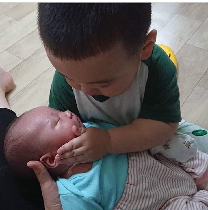 Mẹ đẻ thêm đi để con trông em cho nè, cưng xỉu 😍😍😍😍