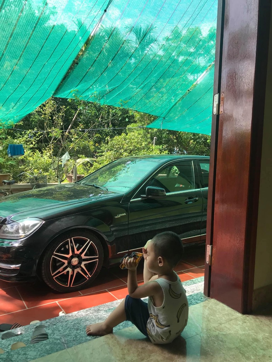 NGƯỜI LỚN VÀ NHỮNG HÀNH VI CHIỀU HƯ CON TRẺ

Case-study thực tế từ nhà mình: Thỉnh thoảng bà nội hay dắt Tin sang nhà anh Tom chơi. Lúc trở về, trong tay con sẽ có một món đồ chơi gì đó của anh, khi thì chiếc ô tô, lúc là chiếc máy ủi, lúc lại là chiếc xe cứu hỏa… Bà nội giải thích: “Không cho đồ chơi thì nó không chịu về!”

Chuyện này đã tiếp diễn nhiều lần rồi, nhưng mình vẫn im lặng vì ngại góp ý khi bà chiều yêu cháu. Nhưng đến hôm qua, khi xảy ra xung đột giữa Tin và anh Tom, mình buộc phải đứng ra can thiệp.

Mình nói với bà nội Tin: “Lần sau Tin sang anh chơi, mẹ đừng cho cháu mang đồ chơi của anh về nữa. Chiều nó như vậy nhìn qua thì có vẻ rất vô hại, nhưng thực tế lại rất nguy hiểm.

Thứ nhất, việc này tạo cho trẻ con thói quen đòi hỏi và thao túng người lớn.

Nếu ngay từ đầu bà không dùng đồ chơi để dụ dỗ nó về, thì những lần sau nó sẽ không đòi hỏi phải có bằng được đồ chơi mới chịu về.

(Giống như việc mỗi lần Tin đi qua Hiệu sách & Văn phòng phẩm, Tin rất thích thú và hay gạ gẫm: “Mẹ ơi mình vào hiệu sách nhá!”. Mẹ Tin chỉ cần nhất quán lắc đầu từ chối: “Hôm nay mẹ hết tiền rồi, không có tiền mua đồ chơi cho Tin đâu”. Vậy là lần sau đi qua cửa hàng đó, Tin sẽ chủ động xua xua tay: “Mẹ hết tiền rồi, chúng mình về nhé. Không vào hiệu sách đâu!”. Và con vui vẻ ngắm các món đồ chơi qua cửa kính, window-shopping thay vì mè nheo mẹ.)

Thứ hai, việc này sẽ tạo tiền lệ xấu, khiến Tin cho rằng chỉ cần sang nhà khác chơi là có thể tùy ý lấy đồ của người khác mang về nhà mình, nghiễm nhiên biến nó thành đồ của mình. Vì Tom là anh Tin, các bác yêu chiều Tin nên xuề xòa cho luôn. Nhưng nếu đó là đồ của người khác thì sao? Nếu cứ đồng ý để con mang đồ của người khác về nhà mình, liệu có dạy được con về sự tôn trọng quyền sở hữu cá nhân hay không?

Thứ ba, việc bà nội mang đồ chơi của Tom về không có sự đồng ý của Tom, là hoàn toàn sai với Tom. Đến lúc Tom sang nhà Tin và nhìn thấy xe cứu hỏa của mình, Tom đòi lại, Tin khóc lóc ầm ĩ không cho anh chơi vì cho rằng đó là xe cứu hỏa của Tin. Phản ứng của bà là dỗ dành Tin và yêu cầu Tom phải nhường đồ chơi cho em. Đến lượt Tom khóc. Hai anh em thi nhau hét banh cái nhà.

Như vậy có công bằng cho Tom không? Có hợp tình hợp lý không?”

---

Sau khi nghe mình phân tích, bà nội Tin đã mang chiếc xe cứu hỏa trả lại cho anh Tom. Sáng nay ngủ dậy, bạn Tin cứ ỉ ôi khóc lóc gọi mẹ, hỏi xe cứu hỏa của Tin đâu rồi. Con rất buồn khi mất đi người bạn yêu thích. Nhưng mẹ vẫn phải kiên nhẫn giải thích rằng đó là xe cứu hỏa của anh Tom, và ta phải mang trả lại. Dần dà con cũng nguôi ngoai và tập trung vào món đồ chơi khác.

---

Case này của nhà mình nói nên tầm quan trọng của sự kiên định, nhất quán từ phía người lớn trong việc chăm sóc và nuôi dạy con trẻ. Bởi dù có yêu thương tụi nhỏ đến mấy, vẫn phải luôn tự ý thức được rằng người lớn chúng ta mới là người ra quyết định cuối cùng, không thể dễ dàng để con trẻ thao túng. Luôn phải biết cân bằng giữa yêu thương chiều chuộng với kỷ luật hành vi.

Con khóc lóc đòi xem tivi xem điện thoại mới ăn cơm? Không là không! Con muốn khóc thì cứ khóc cho thỏa nỗi tức giận, xong thì mình ăn cơm. Nếu con ngoan cố, con có thể nhịn không cần ăn cơm một bữa cũng không sao. Mẹ chờ được.

Con khóc lóc đòi mua đồ chơi? Không là không! Mẹ sẽ mua cho con khi nào mẹ muốn, chứ không mua vì con đòi hỏi.

Con khóc lóc đòi ăn kẹo bánh uống sữa ngay trước giờ ăn cơm? Không là không! Con phải để bụng để ăn cơm canh thật tử tế. Những món vặt con sẽ được ăn vào bữa phụ chiều hoặc một thời điểm khác thích hợp hơn, không phải là khi cơm nước đã sẵn sàng.

Nếu gia đình nào cũng làm được những điều như thế, mình tin rằng sẽ không còn ai phải than vãn “con/cháu tôi nó hư đốn lắm, nó hay ăn vạ lắm, nó thế lọ thế chai”…

Cơ bản vì trẻ con vốn dĩ đơn giản, chỉ có người lớn là phức tạp thôi nhờ 😀

P/S: Bài này mình hoàn toàn không có ý chê trách mẹ mình đâu nhé! Mẹ mình cực kì yêu thương chăm chút tụi nhỏ, chỉ có điều cách yêu thương của ông bà thường không cân bằng với kỉ luật hành vi, dễ thành chiều hư con cháu thôi. Hihi.
