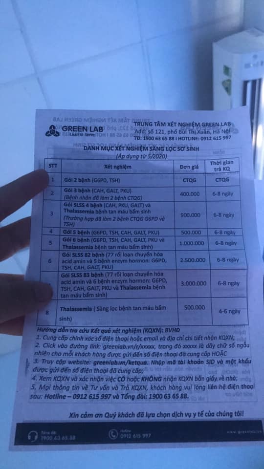 Rì Viu ĐẺ MỔ - bệnh viện Đa khoa Hà Đông

Dưới đây là bài riview của em vì em thấy nhiều mẹ cũngg hỏi và có mẹ nào thắc mắc thì cứ cmt xuống dưới nếu em biết em sẽ trả lời ạ 🤝
Lời đầu tiên thì em xin cảm ơn từ bác bảo vệ, cô lao công và toàn thể các y bác sĩ khoa Sản ạ hehee. Xin tặng 5🌟 ạ 💓💓
1. Hành trình đi đẻ của em : 
- Em quyết định mổ trước dks hẳn 21d ạ
- quyết định đẻ là do em khám tận 3 nơi ( bác Hải 10A, bvien GTVT và cuối cùng là được bác sĩ nam nào mà béo béo đeo kính nhưng nhẹ nhàng ở đkhđ ) khám thì đều kết luận là rau và dây rốn em chả còn tác dụng mấy với em bé, trước hôm đẻ thì em và chồng để ý em bé chẳng đạp mấy nên lo, 1 phần em cũng còn khá ít tuổi nên 2 bên gia đình ông bà lo. Trưa t5 đi khám về thì mẹ chồng em bà bảo : SÁNG MAI RA MÀ MỔ 🥶🥶
- Siêu âm thì bé nhà em trong 2 tuần ko tăng, chỉ giảm nhưng k hiểu sao siêu âm có gần 2kg5 nhưng đẻ ra được tận 2kg7 chưa tã hehee.
2. ĐẺ !!!
- Em đẻ lúc hơn 7g, thì 6g em có mặt ở viện. Vì ko làm hss nên em ngồi các cô lấy cho máu và nước tiểu, siêu âm nữa.
- em khuyên chân thành các mẹ thai kì ổn định&bthg cũng ko cần làm hss trừ khi mắc bệnh gì đó, em đọc thì nhiều mẹ bảo đau đẻ nhưng lết đi làm mất công nhưng thật ra khoa sản giờ gói gọn trên tầng 3 nên các mẹ chỉ loanh quanh mấy phòng đó thôi ( đẻ thường đi lại nhiều cho mà dễ đẻ hehe ).
- Làm mọi thứ xong thì em được về phòng dvu mà em dki thuê ngồi 10p thì có cô Hằng sang gọi đi đẻ thôi. 😅 mắt bắt đầu rưng rưng thì mẹ chồng cười bảo : có gì đâu mà nhanh lắm 20p như mổ gà 🤪🤪
3. Bác sĩ & y tá :
- Em nhờ được bác Thái mổ cho em, bác nhẹ nhàng thích cực kì hehe. Trước khi lên gây tê 2 bác cháu cười chào nhau, bắt đầu mổ thì bác bảo : nào bắt đầu nhé ! Vết mổ bác đẹp cực kì luôn nháaa ạ
- Nhưng hôm ý em sợ nhất là cái ông già già đeo kính để gây tê tuỷ sống hic ( tại đêm hôm trước em háo hức ko ngủ nên lưng em cứng đơ luôn ) bị ông quát cho 2 lần tí thì oà khóc 🥶🥶
- còn về y tá thì em khuyên các mẹ nên nhờ cô Hằng ý, tại cô ý thích với nhẹ nhàng cực huhu, nghe giọng thôi đã thấy thích cơ. Hình như cô có nhận tắm bé nữa, mà cô mát tay phết con em ngoan lắm ( mẹ nào có nhu cầu thì em có thể cho sđt của cô nhá ).
4. Phòng & các dịch vụ :
- em chọn phòng 600k/ ngày ( phòng 4 giường ) có vệ sinh khép kín, nóng lạnh, điều hoà, tủ lạnh, tivi và 1 quạt trần. 
- phòng sạch sẽ dọn 2 lần/ ngày
- rộng rãi thoáng mát. Em khuyên các mẹ nên chọn tầng 2 nhé cho yên tĩnh, em ở phòng 234 view cửa sổ nhìn ra chợ Vồ thoáng lắm hehee.
- đi tắm bé hàng ngày sẽ có người đến gọi tận phòng nên ko phải chen chúc đến giờ là dc tắm các mẹ đừng lo nha
- dịch vụ em làm :
+ gây tê tuỷ sống bằng mũi kim nhỏ
+ sàng lọc cho bé gói 500k
+ giảm đau sau đẻ
+ chiếu plasma 2lần ( cnhat ngta ko làm các mẹ nha ) 
5. Chi phí :
- em được hưởng 80% cấp cứu ạ
6. Ăn uống :
- em thấy khoa có cơm ăn cho ng nhà và sản phụ, các mẹ tìm thử cô ý tá tên Mai hỏi xem ạh. Đang dịch nên các mẹ đừng nên ăn quanh viện đồ ko ngon em ăn thì bị đau bụng nữa. 
7. Đồ mang đi đẻ :
- Viện chỉ có đồ mẹ thay hàng ngày nên các mẹ nhớ mang đồ dùng & đồ cho bé nhé ạ. Đăcj biệt là viện ko cho dùng tã nha các mẹ.
Trên đây là toàn bộ bài Riview của em, mẹ nào thắc mắc cứ cmt em sẽ tloi ạ 🤝🌝🌝
Lưu ý : dưới đây là gói sàng lọc và đơn thuốc ( hình như ai cũng phải mua ) nhưng theo em các mẹ chỉ cần mua số 3&4 thui ạh. Đơn này chồng em mua hết hơn 600k. Mẹ nào có sắt còn thừa lúc bầu uống cũng dc chứ sắt này là sắt nước em sợ hơi nóng