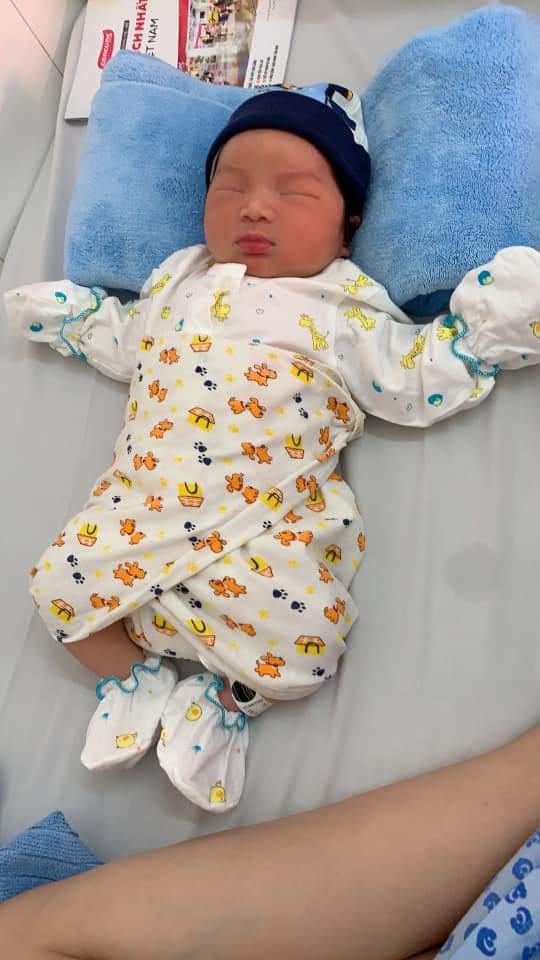 Em vượt cạn thành công rồi các mẹ ạ! 
Nhập viện 10h30 vì rỉ ối thì tới 18h10 đón em chuột ạ!
Nói chung là đau thấy mấy chục ông mặt trời luôn ạ! Em không bị rạch, nhưng bị téc 1 xíu😂. 
Chuột con dks 22/08, chào đời 17/08, cân nặng 3k9 ạ!
#Bắp #3k9 #2d 🍀🍀