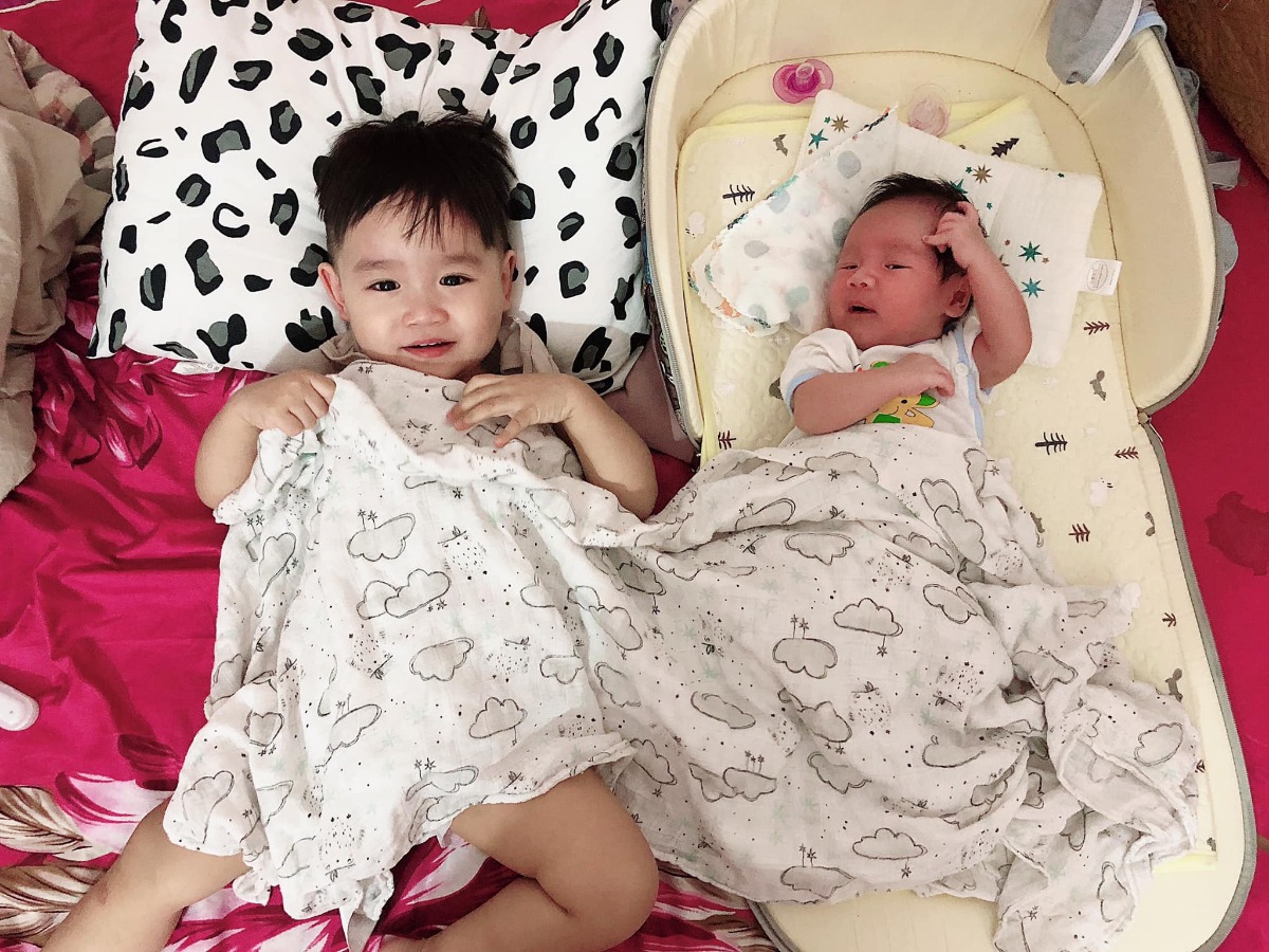 Sinh liền nhau tuy vất vả gấp đôi nhưng thật hạnh phúc phải không các mẹ 🥰🥰🥰
Cũng như các mẹ sinh đôi, sinh 3 thôi
Cứ lạc quan, cứ nghĩ tích cực dù có khó khăn, vất vả đến mấy rồi sẽ vượt qua cả thôi 💪🏻💪🏻💪🏻
Có anh có em sớm 2 đứa thiệt thòi như nhau ở thời điểm hiện tại, nhưng lúc các con lớn hơn sẽ lại có bạn chơi cùng, lớn lên cùng vì xấp xỉ tuổi nhau, đến lúc đó có khi chả cần bố mẹ nữa luôn cũng nên kkk 😂😂😂