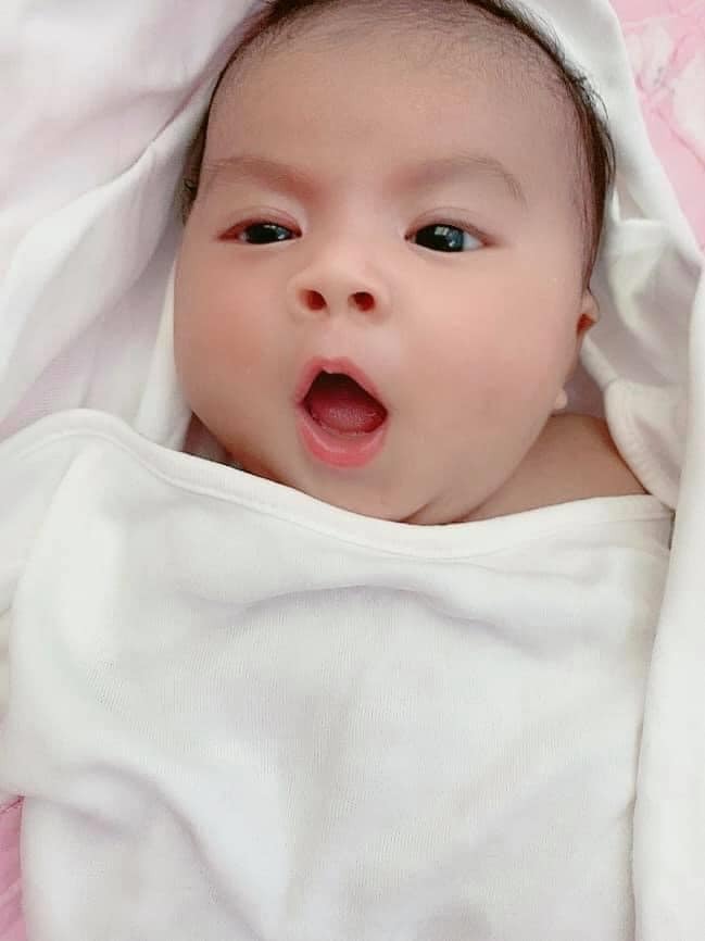 Trời HN hiu hiu lạnh rồi, con vừa tắm gội xong ạ